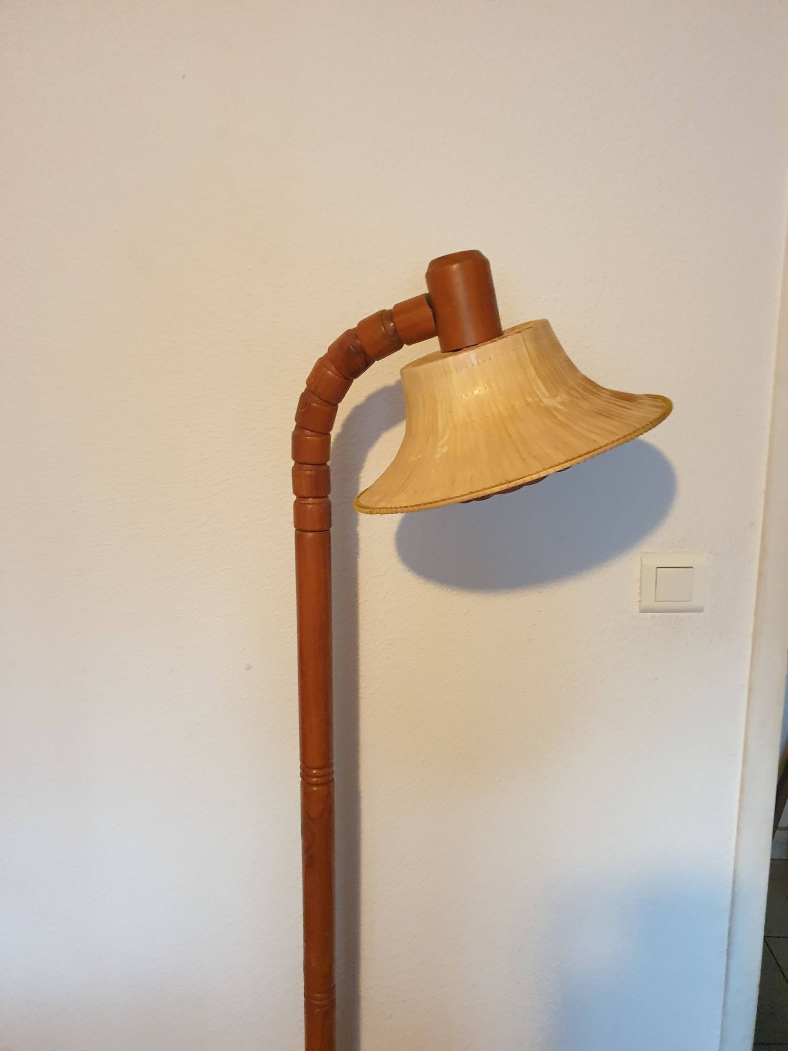 Articulated floor lamp in Scandinavian pine from the 1960s.