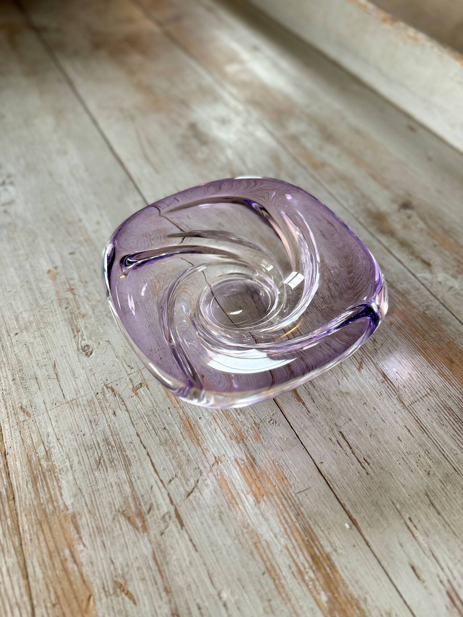 Cendrier en verre violet