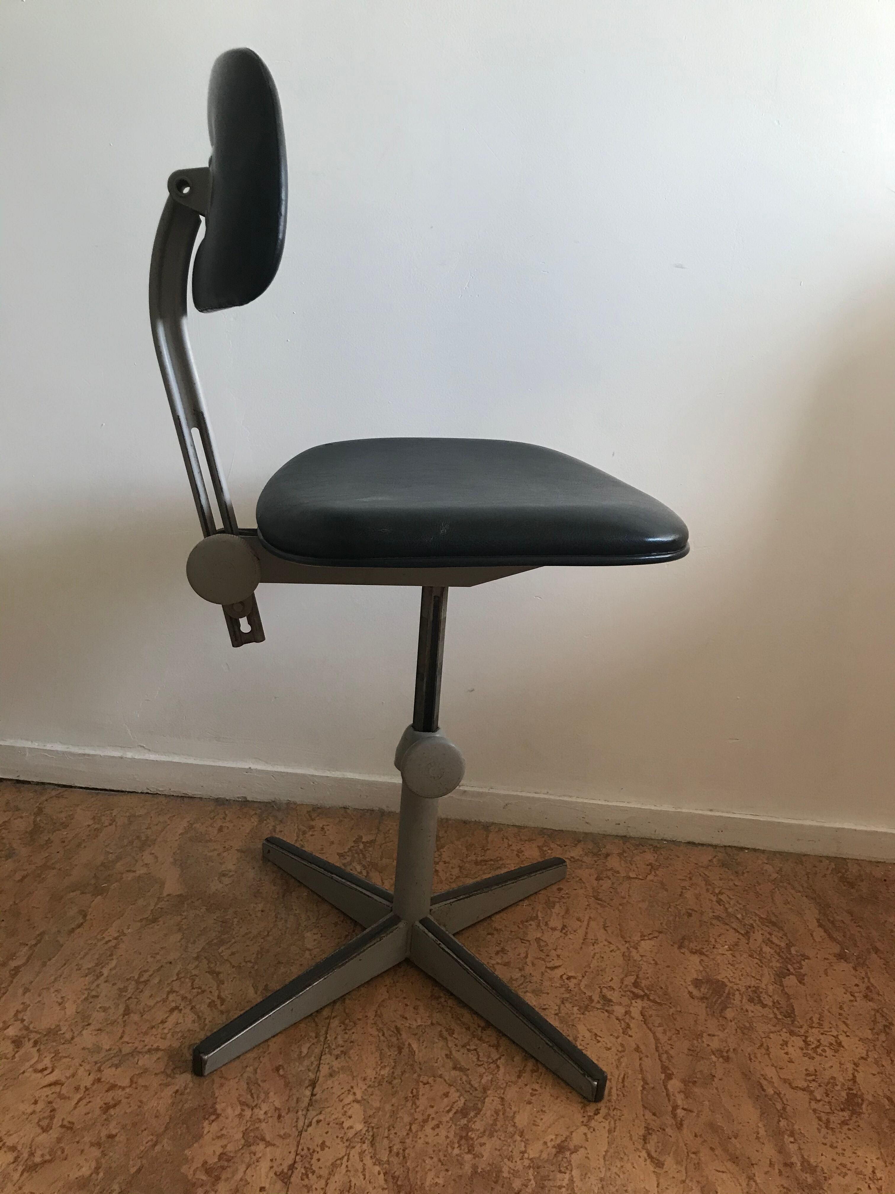 Chaise d’atelier industrielle de Friso Kramer pour Ahrend de Circkel,60’