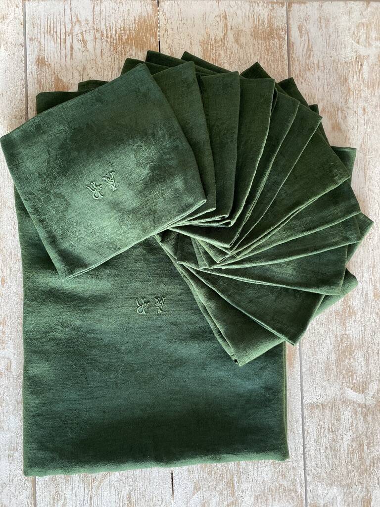 Old tablecloths and its 12 AR monogram damask napkins - 125x186 cm - cotton