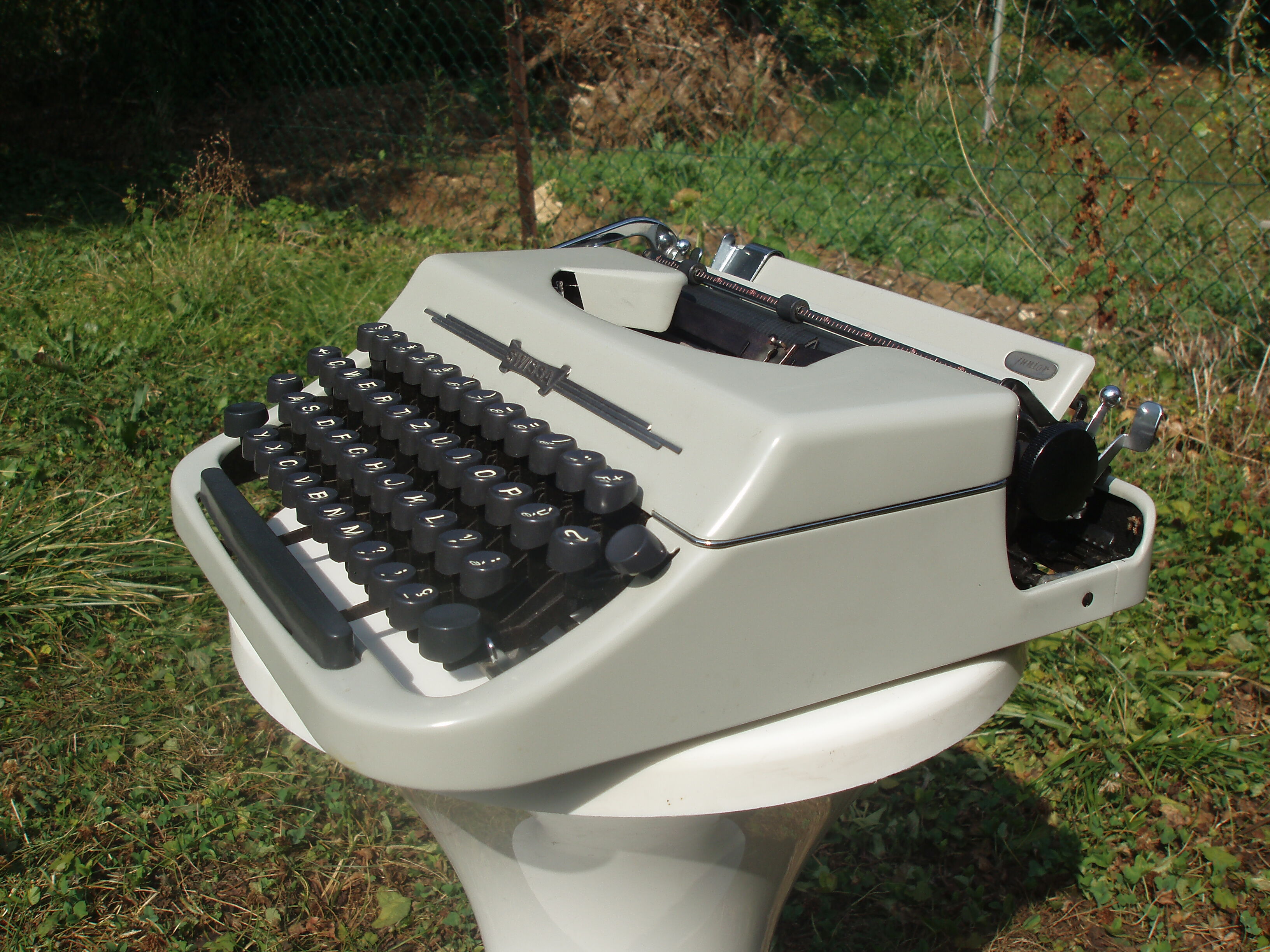 Typewriter complete swissa revised with his bag and his directions