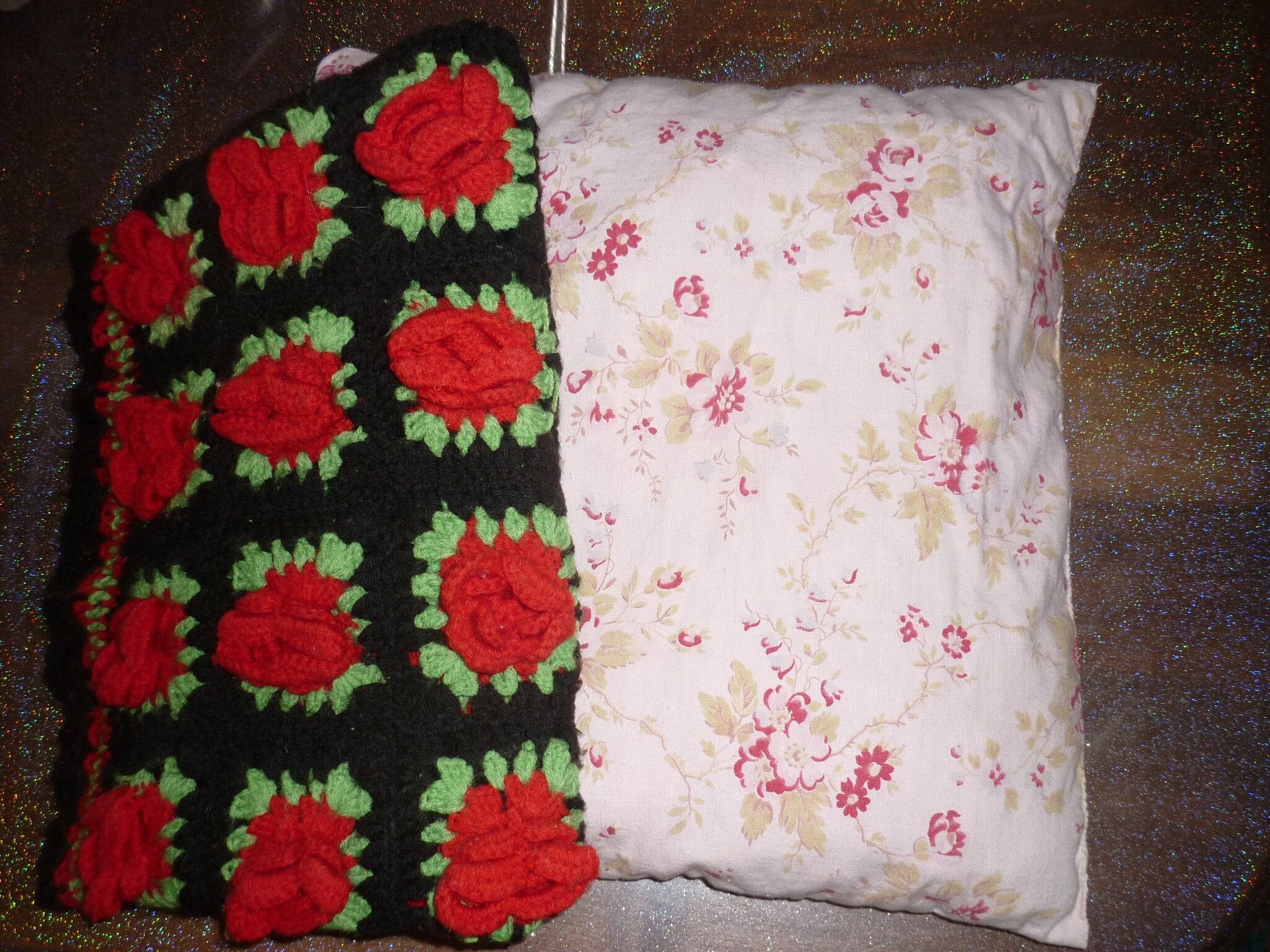 Housse de coussin crochet noir vert et rouge 35X50