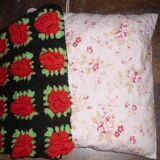 Housse de coussin crochet noir vert et rouge 35X50
