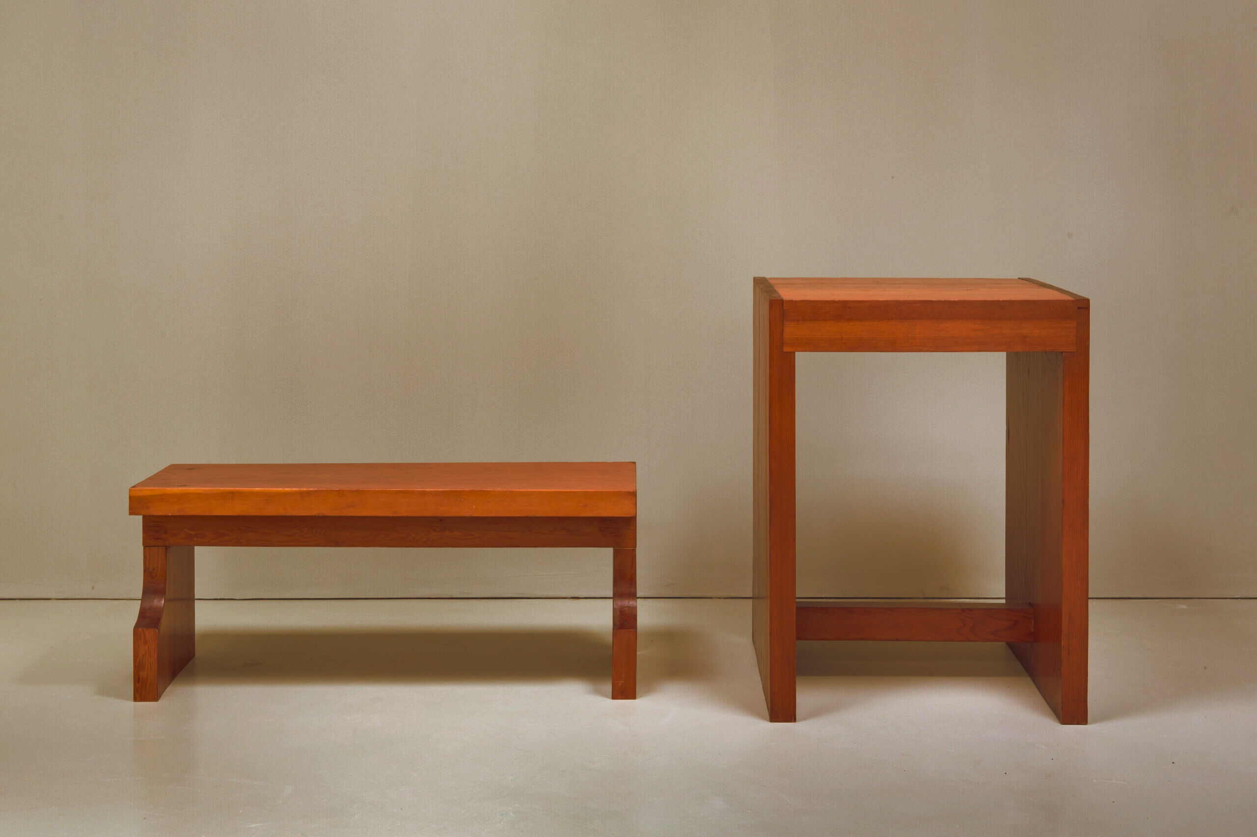 Banc brutaliste de Marc Dessauvage en bois de pin