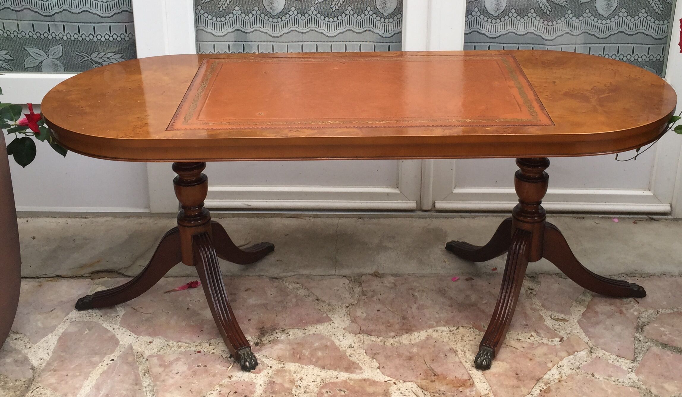 Coffee table in Cherry and magnifying glass to drown