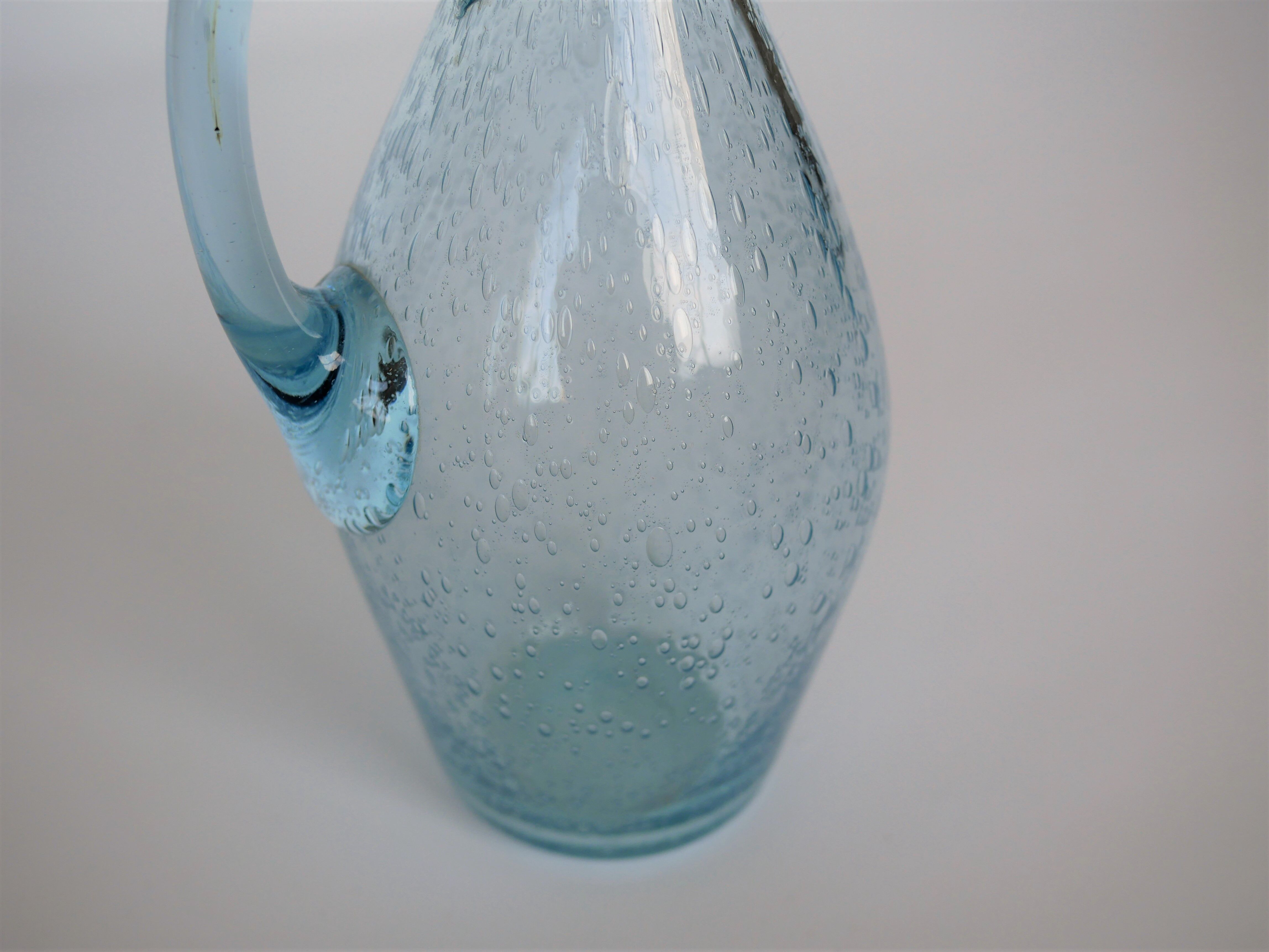 Carafe vintage en verre soufflé bleu par la verrerie de Biot Selency