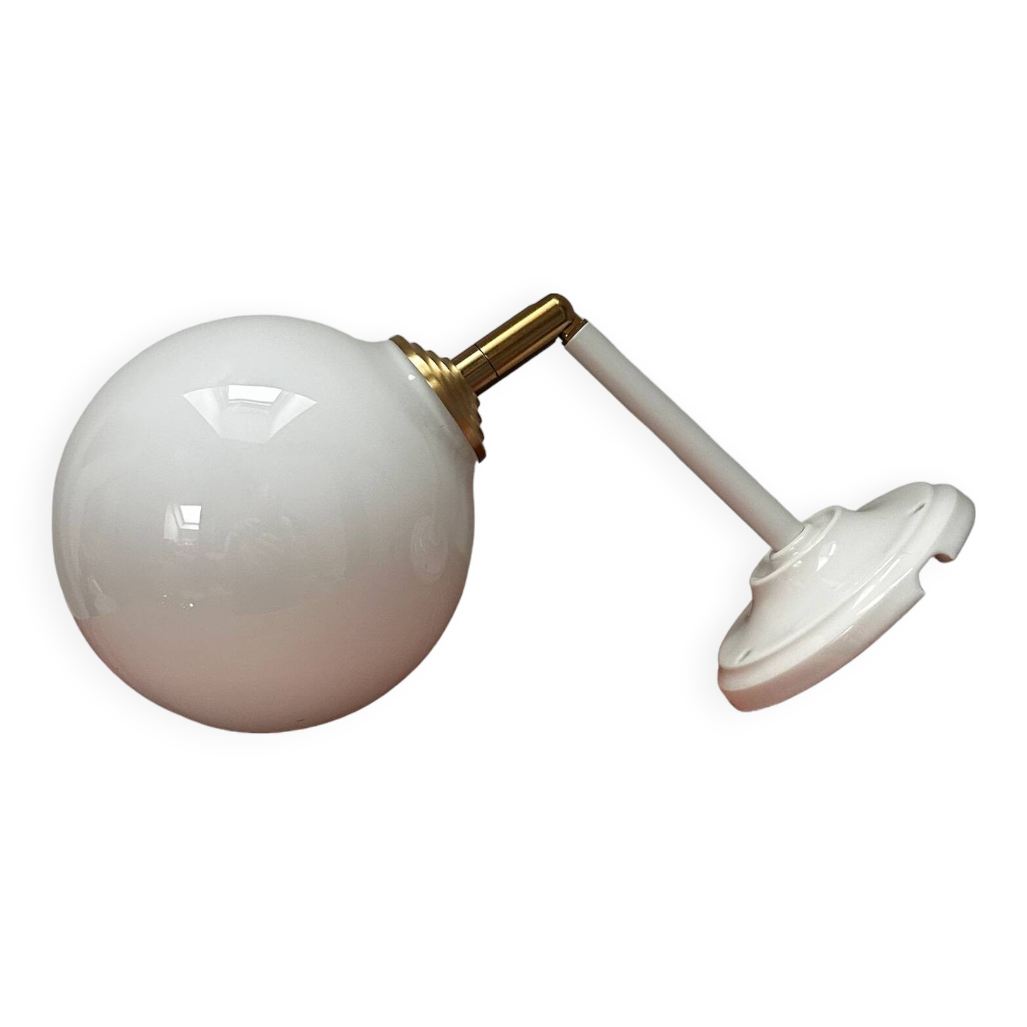 Applique murale inclinable globe opaline blanche
