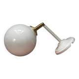 Applique murale inclinable globe opaline blanche