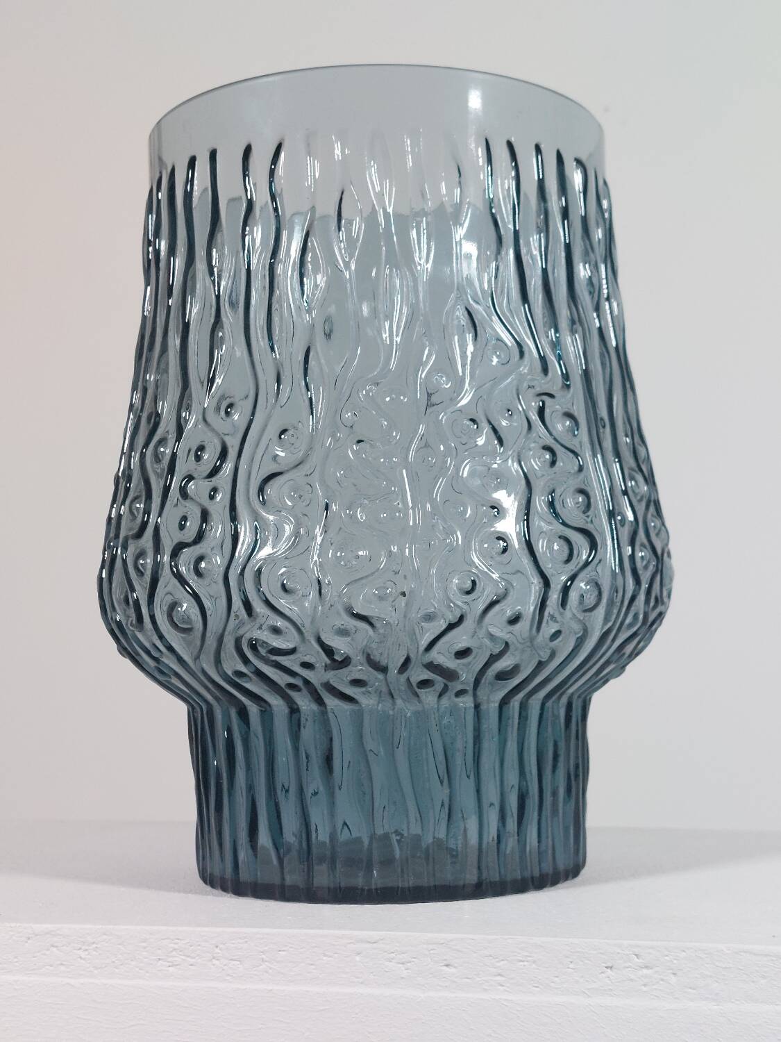 Vase vintage en verre pressé gris-bleu à décor ondulé