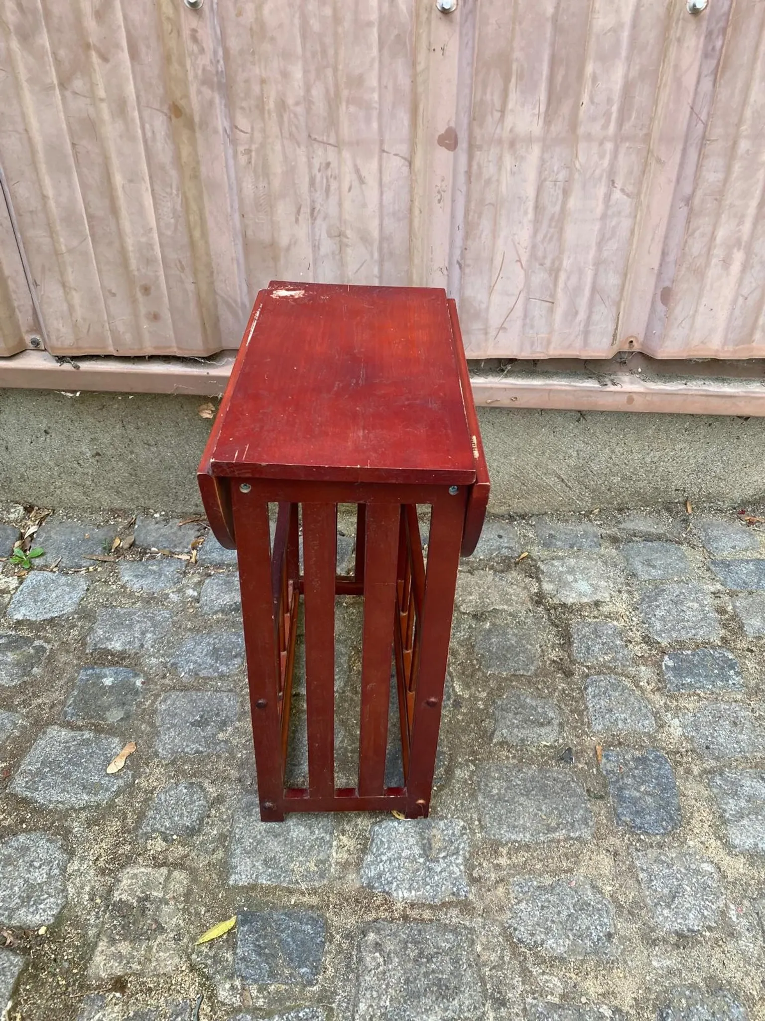 Vintage side table with drop-leaves and solid wood magazine rack from the 1960s.