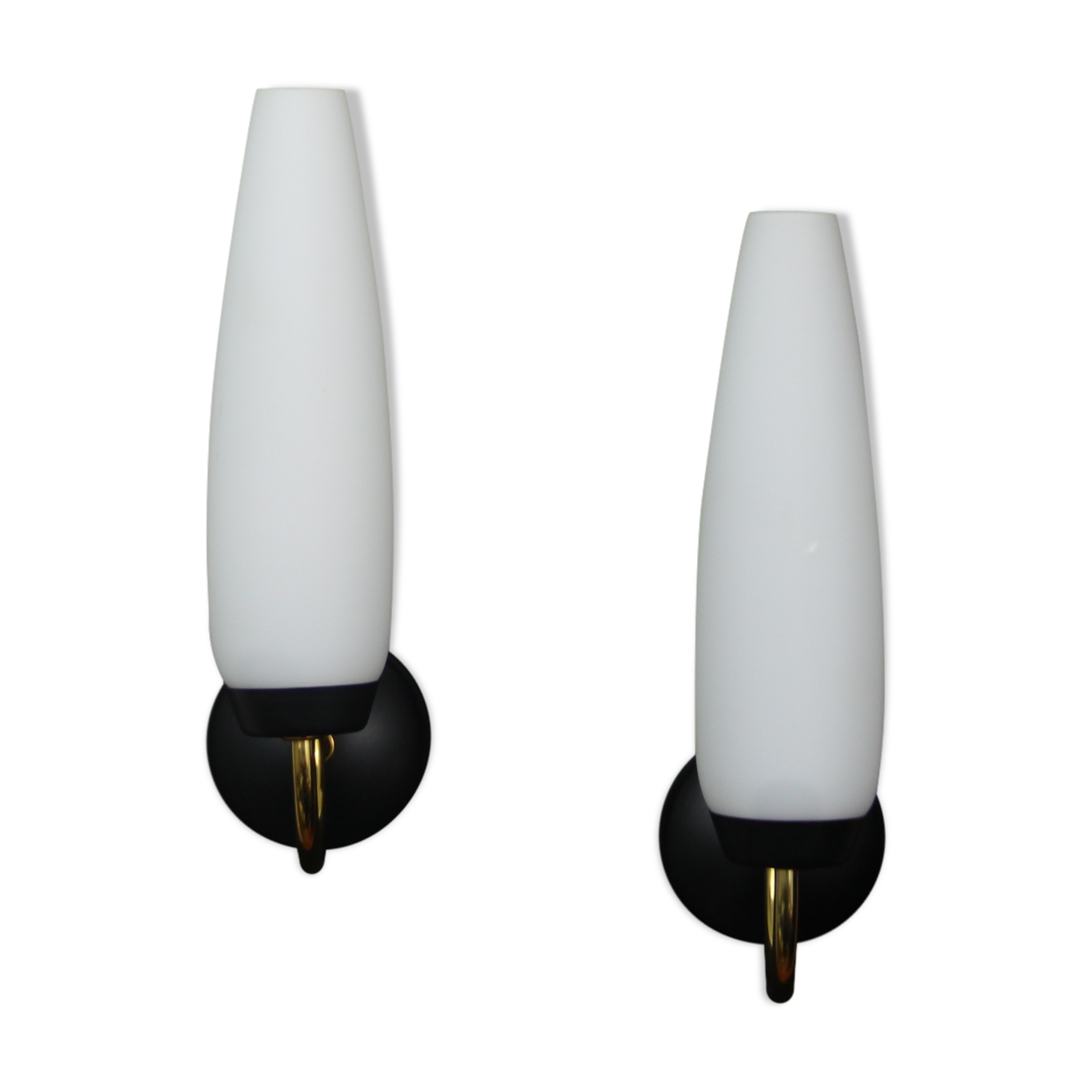 Paire d'appliques murales laiton métal noir verre opaline blanche 1960