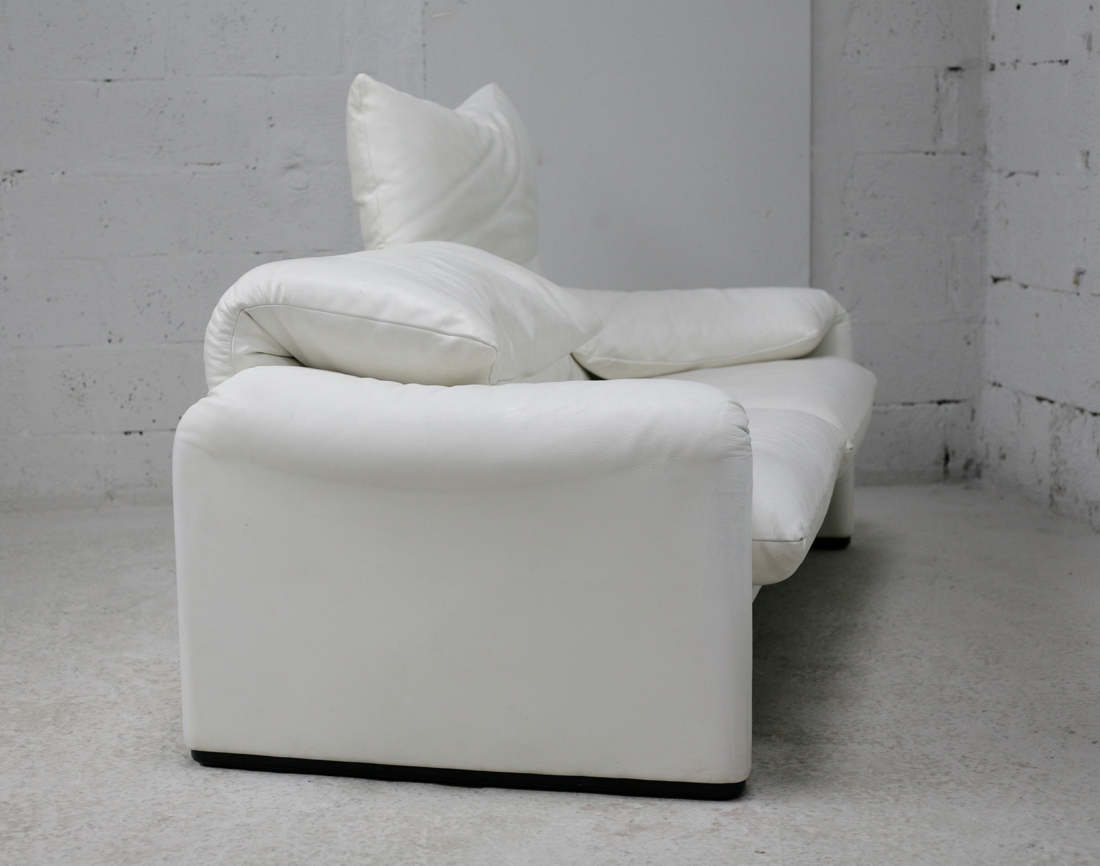 Canapé Maralunga de Vico Magistretti, Cassina, cuir blanc, Italie, circa 1970