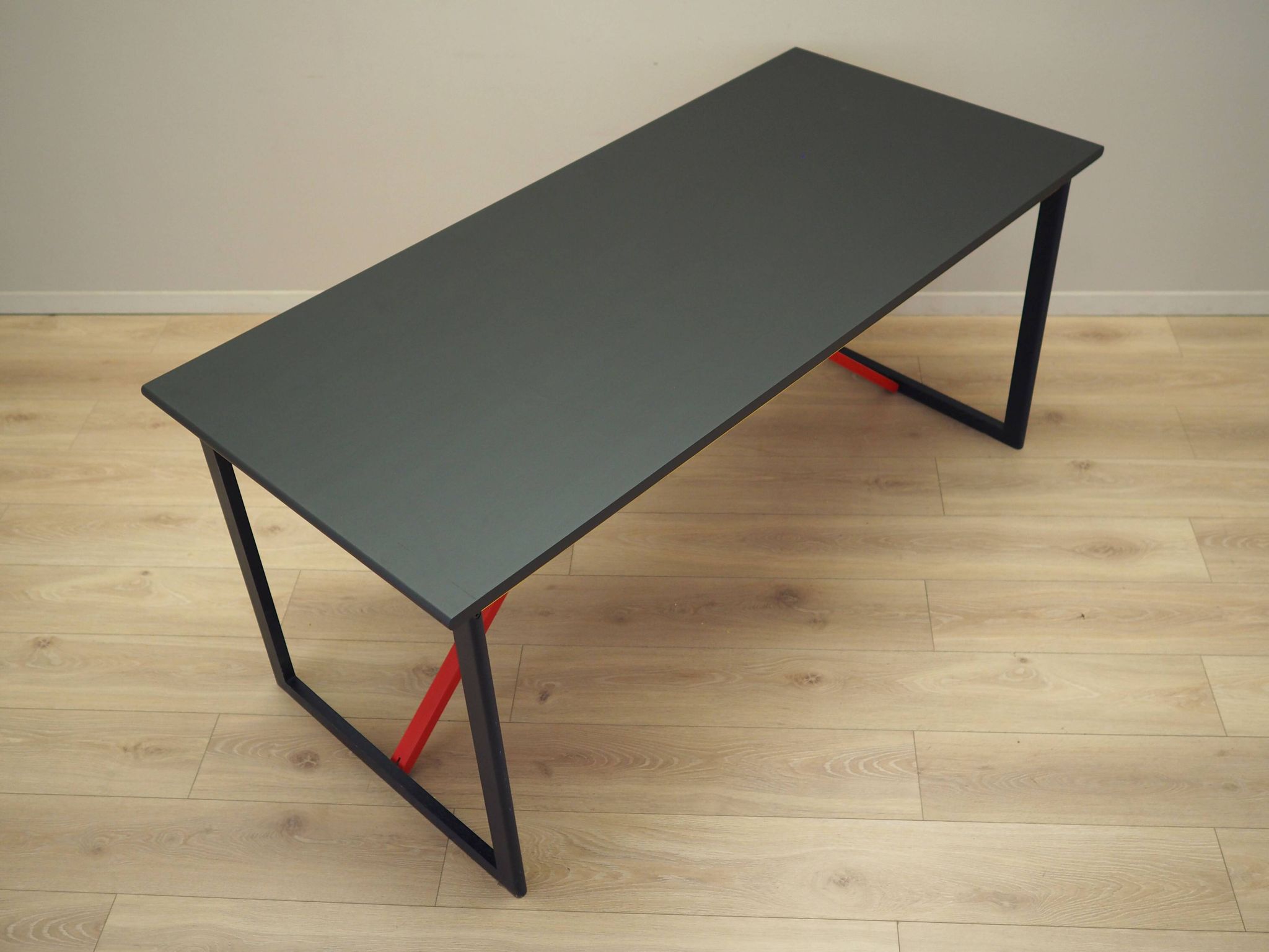 Bureau en acacia, design italien, années 1980, production : Italie