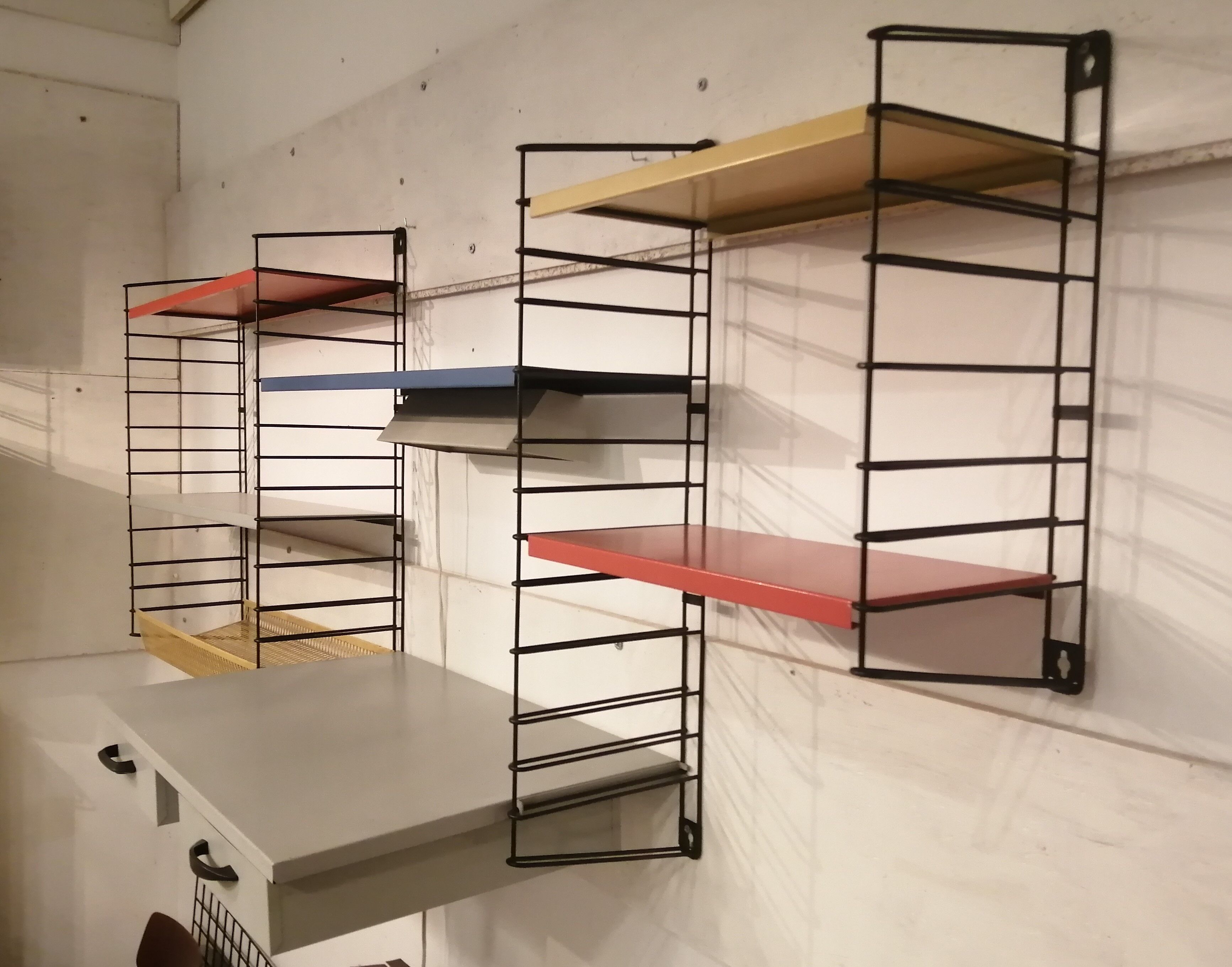 Triple shelf with Tomado desk (metal)