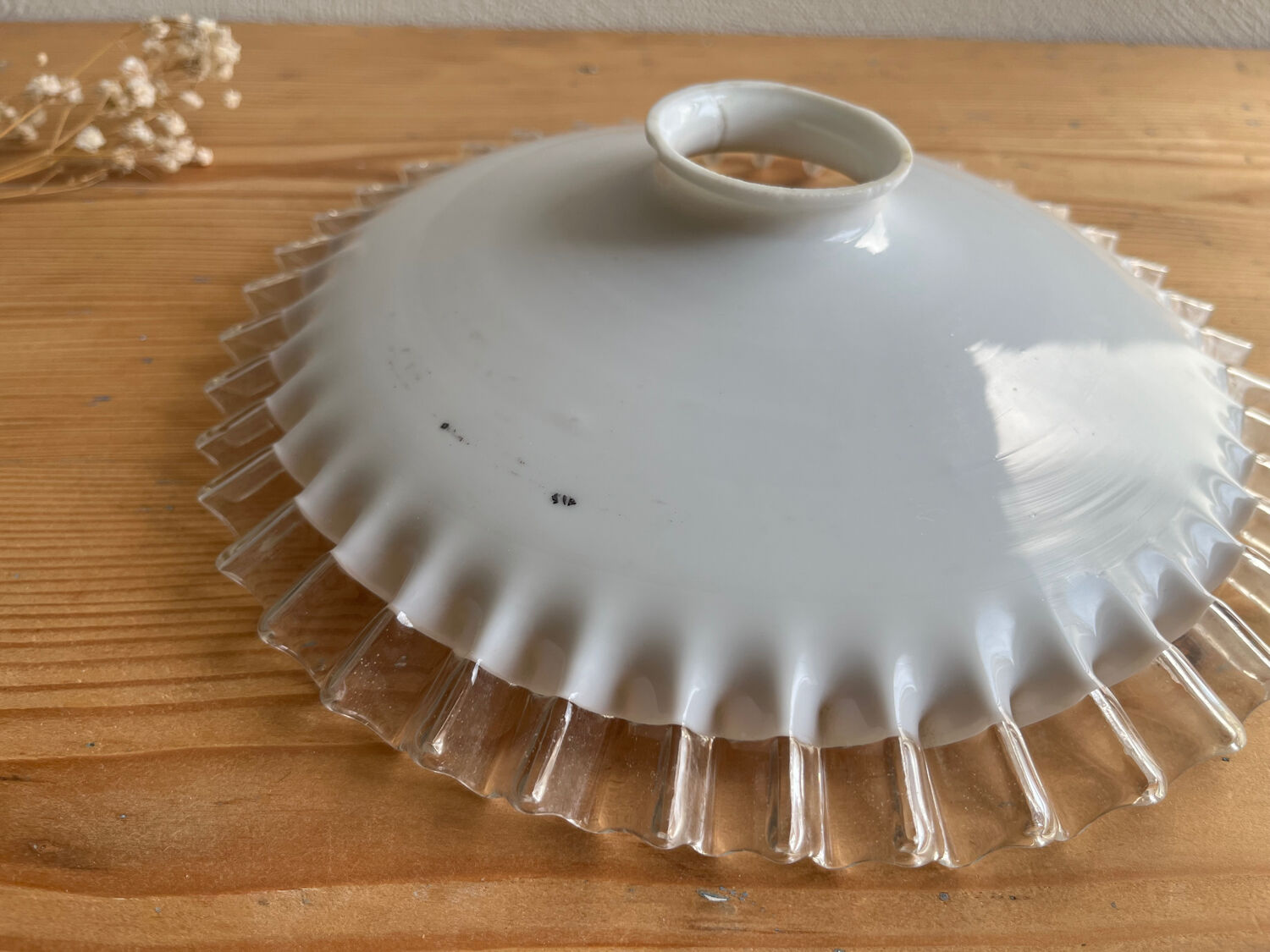 Old lampshade/suspension in white lace opaline.