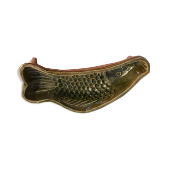 Fish-shaped dish