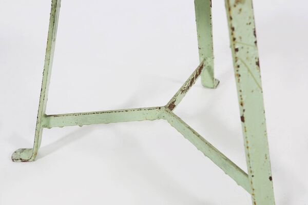 Tabouret industriel peint en vert avec base en acier et plateau en bois, France années 1930