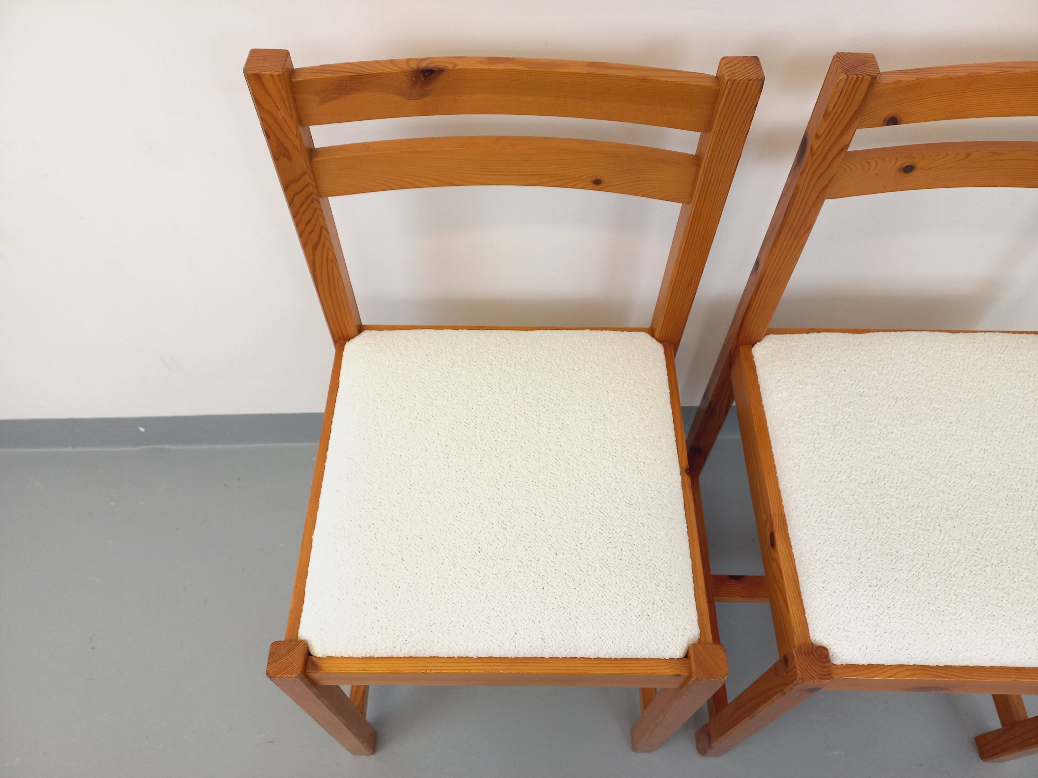 Pair of vintage chairs in pine and white terry fabric from the 70s