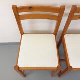 Pair of vintage chairs in pine and white terry fabric from the 70s