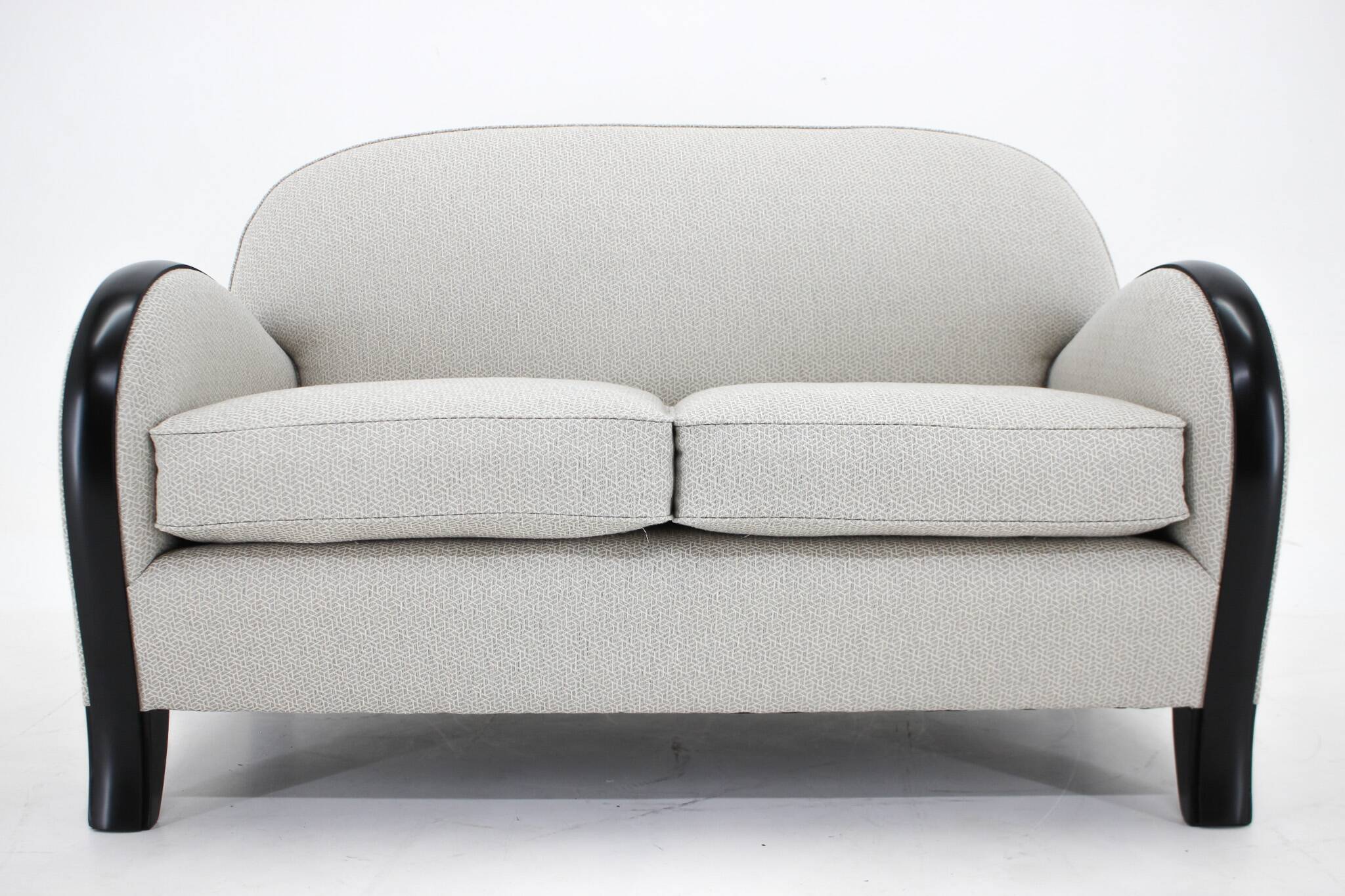 Canapé italien à deux places nouvellement rembourré des années 1940