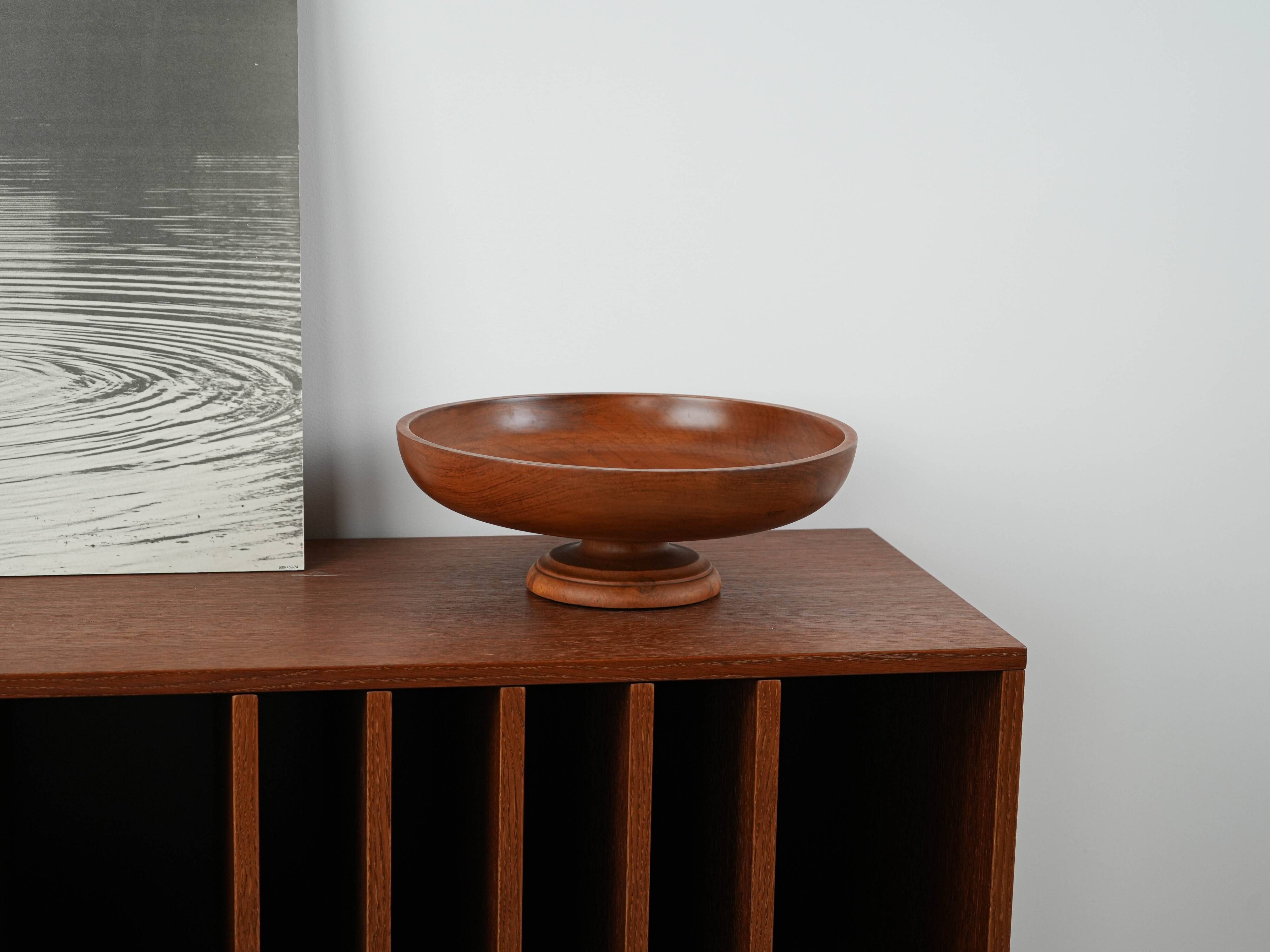 Danish solid teak wood platter on profiled base, 1970s Scandinavian craftsmanship