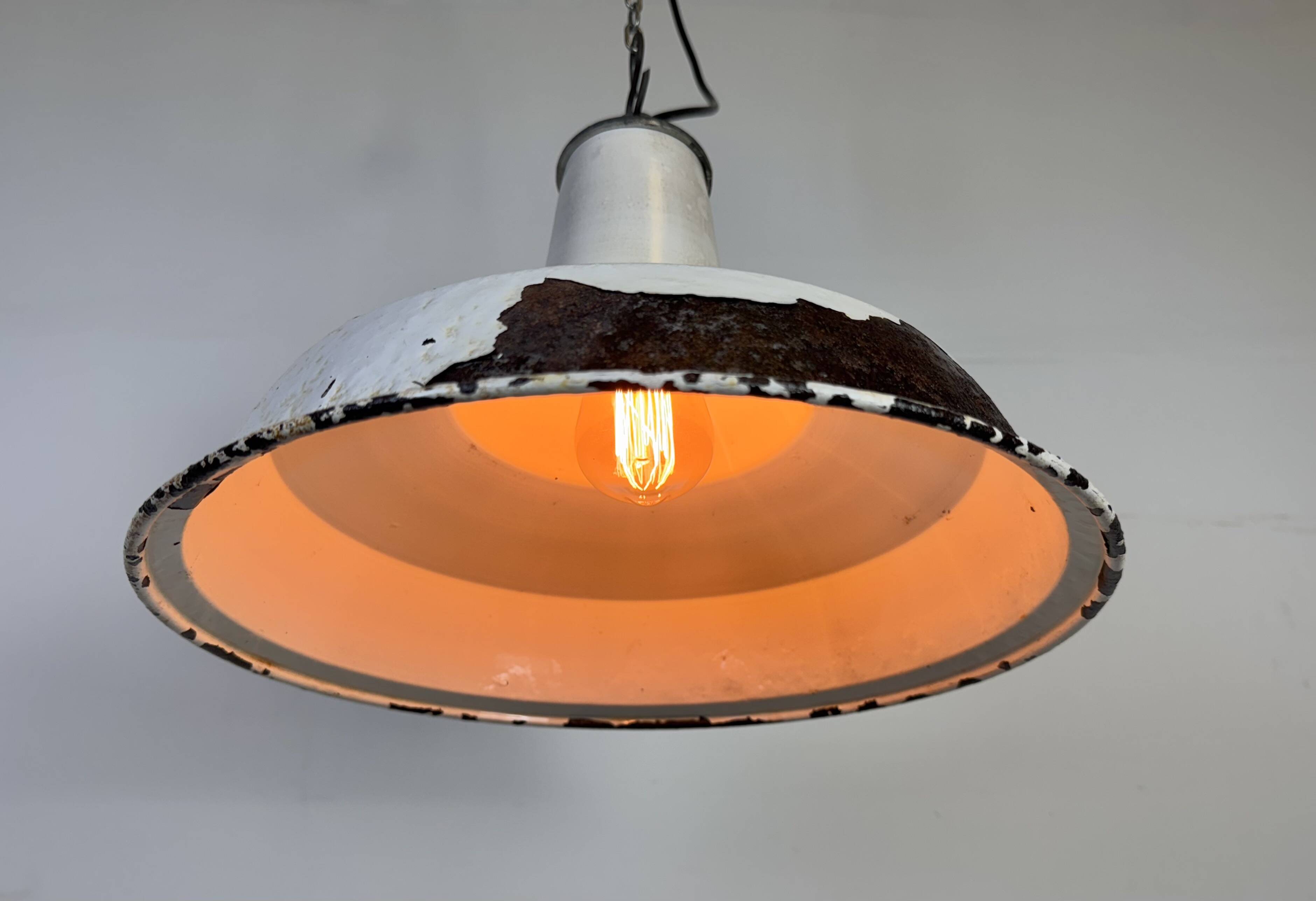 Lampe suspendue en émail blanc britannique industriel de Benjamin, années 1960.