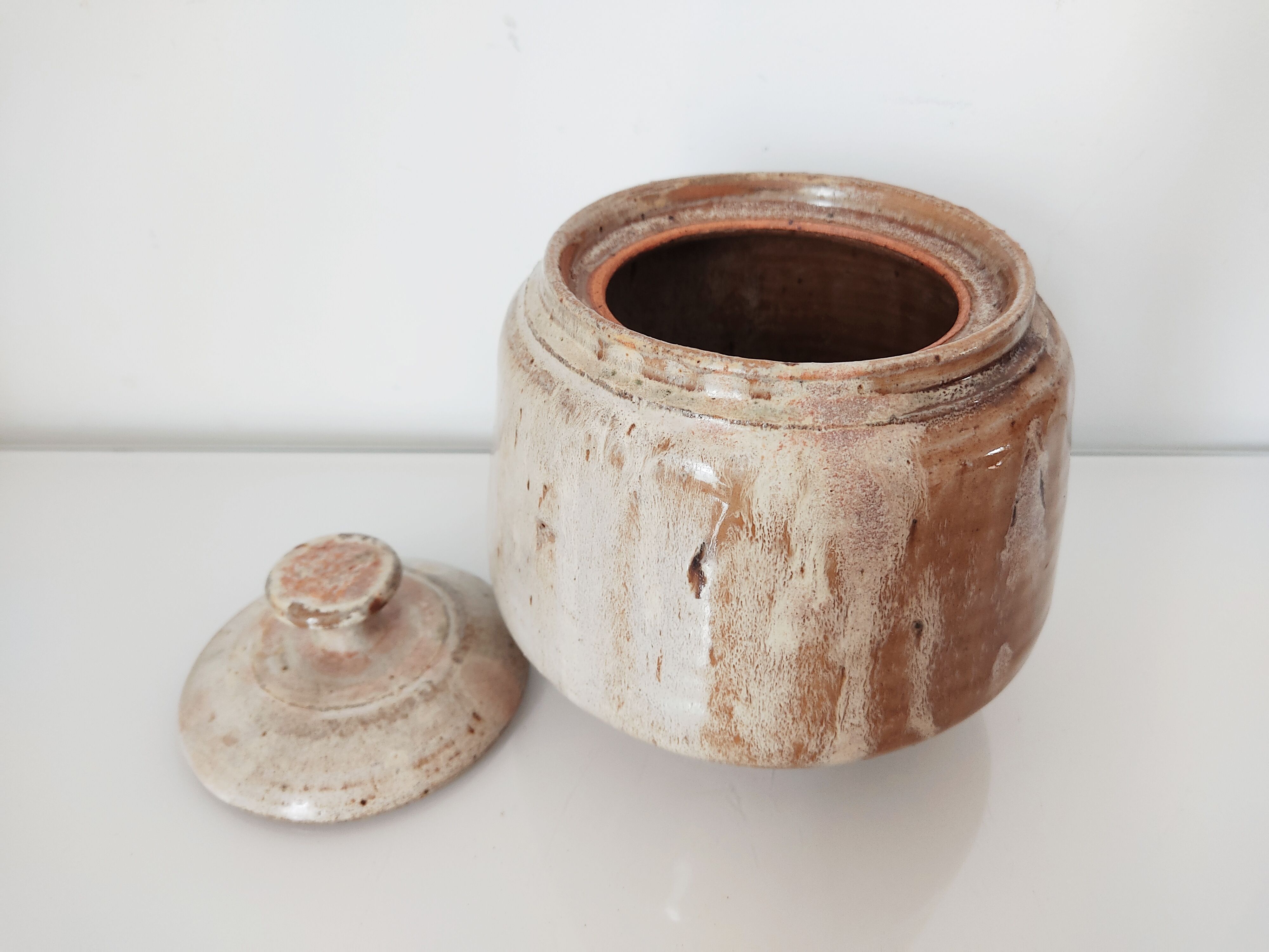 Pot couvert vintage en grès signé