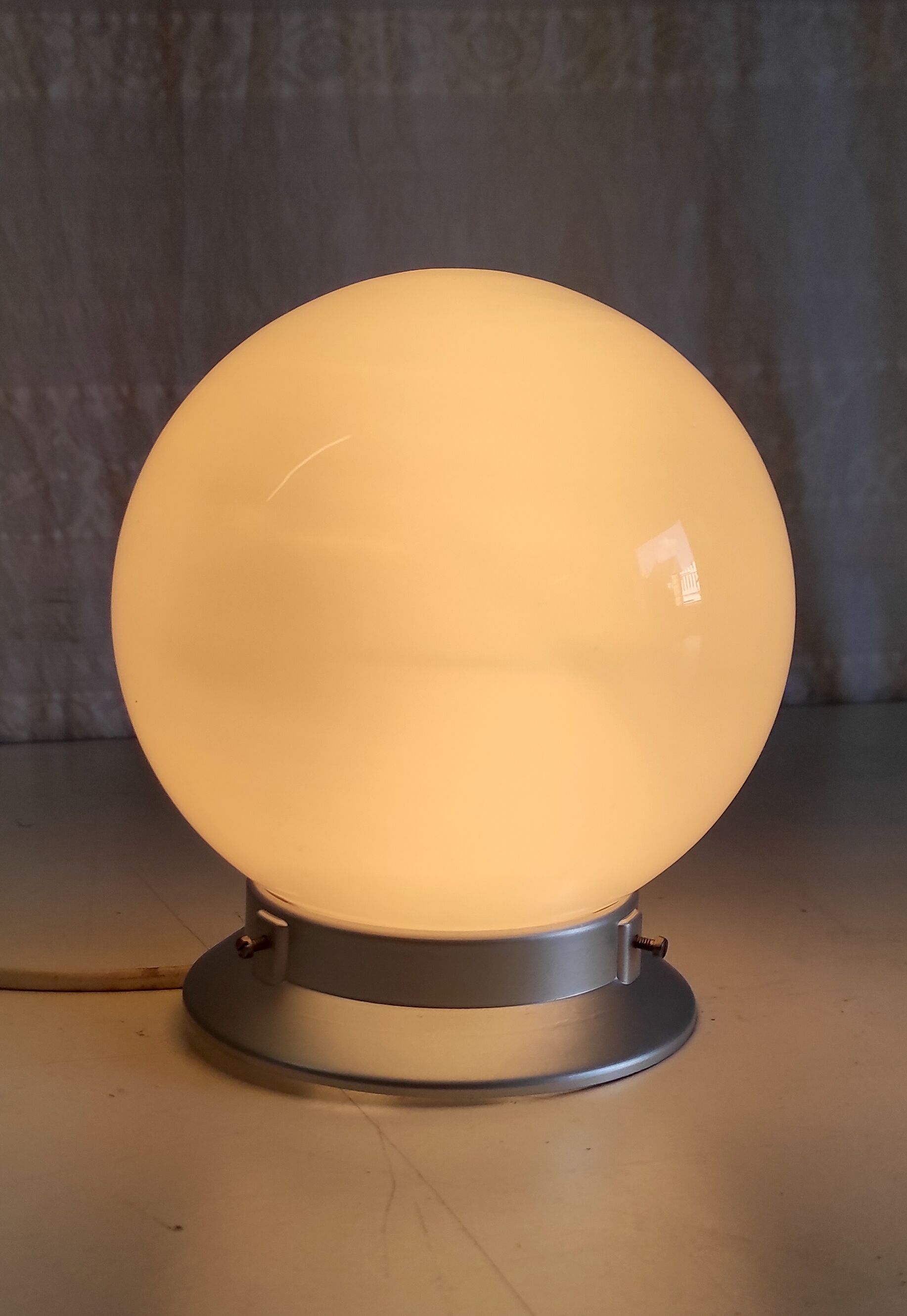 Plafonnier en bakélite et globe opaline blanc, années 50/60