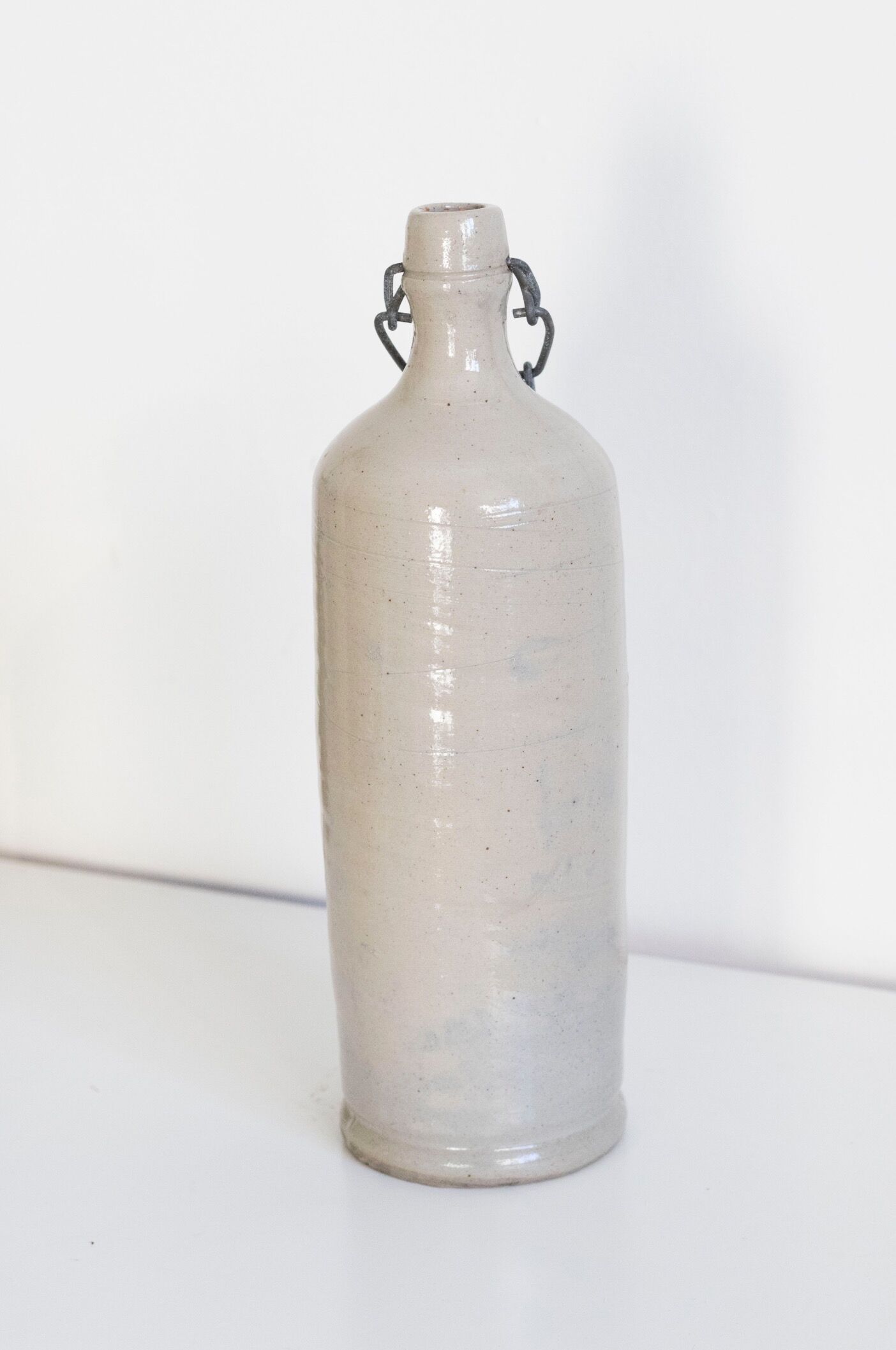 Bottle of enamelled stoneware hot water bottle