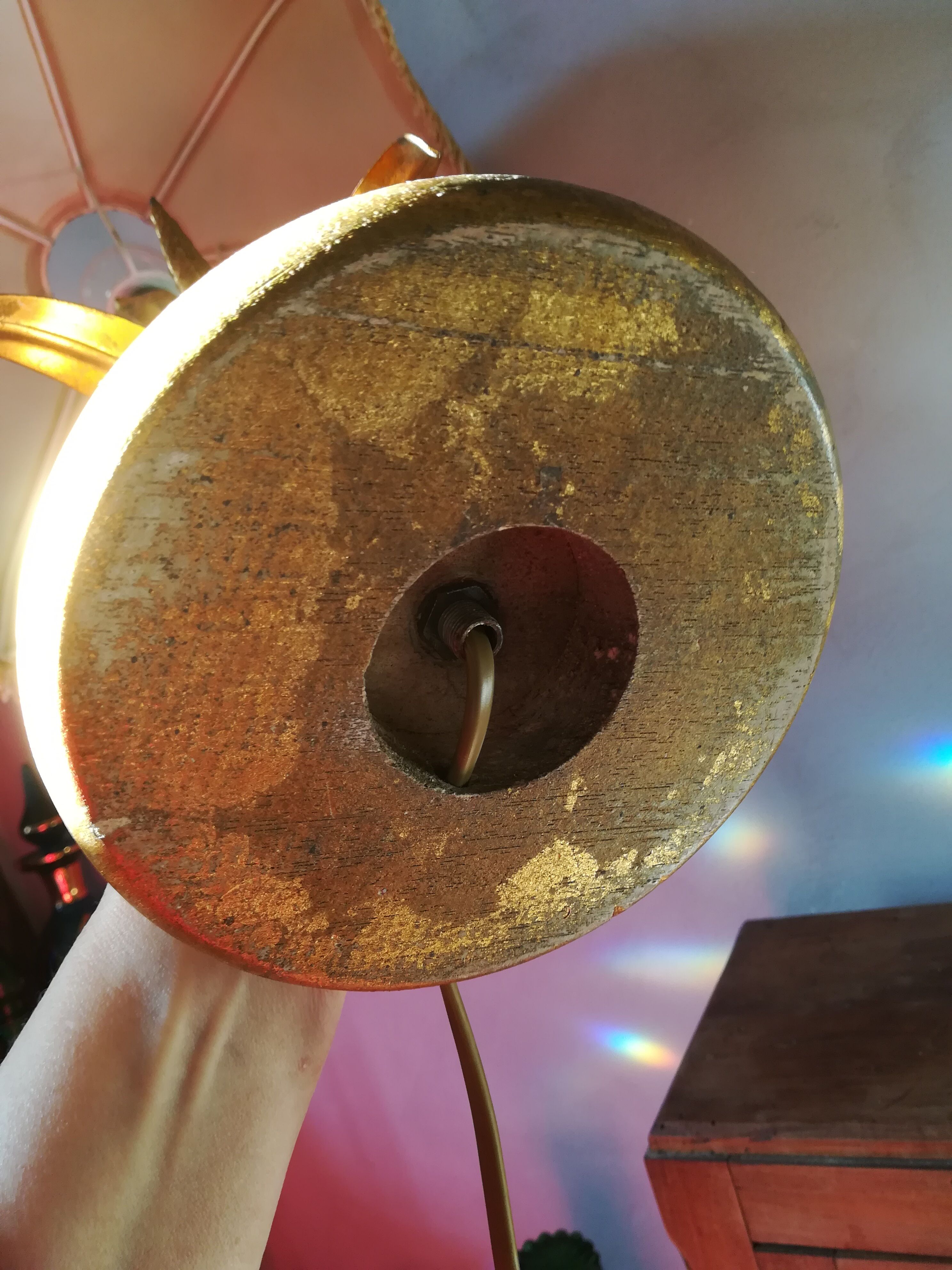 Wheat-fringed lamp