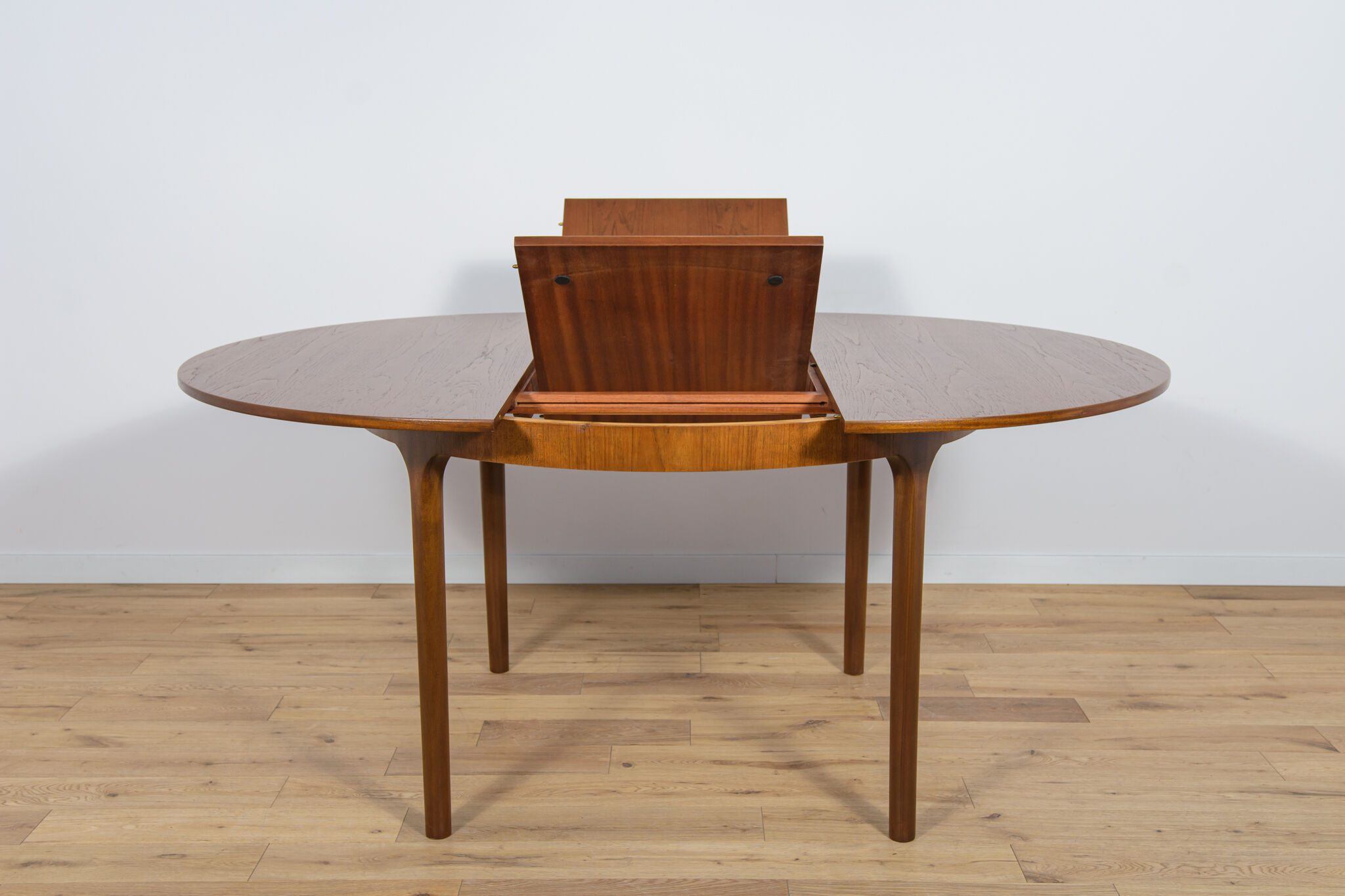Mid Century Round Extendable Dining Table from McIntosh, 1960s