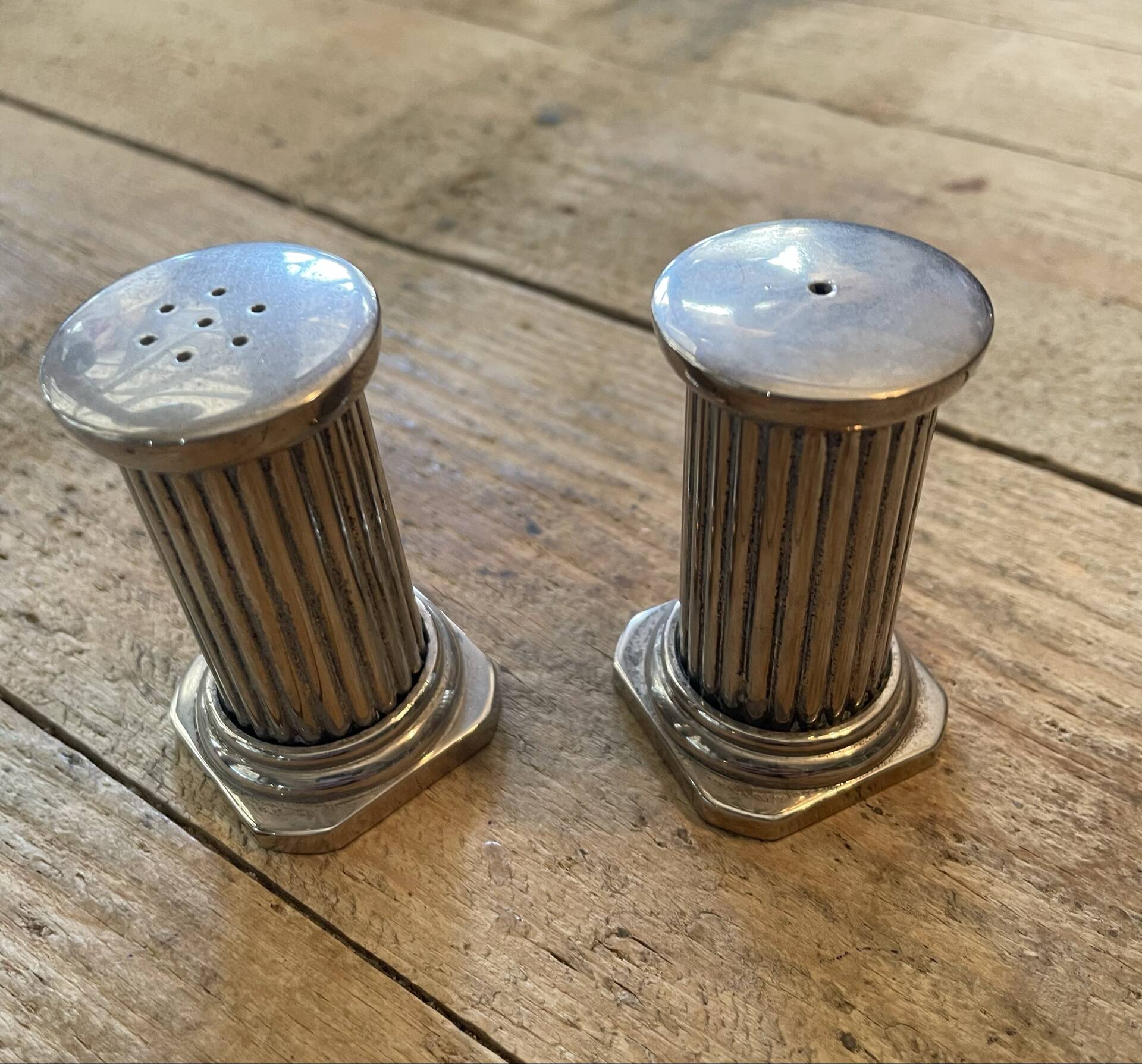 Salière et poivrière ancien en forme de colonne