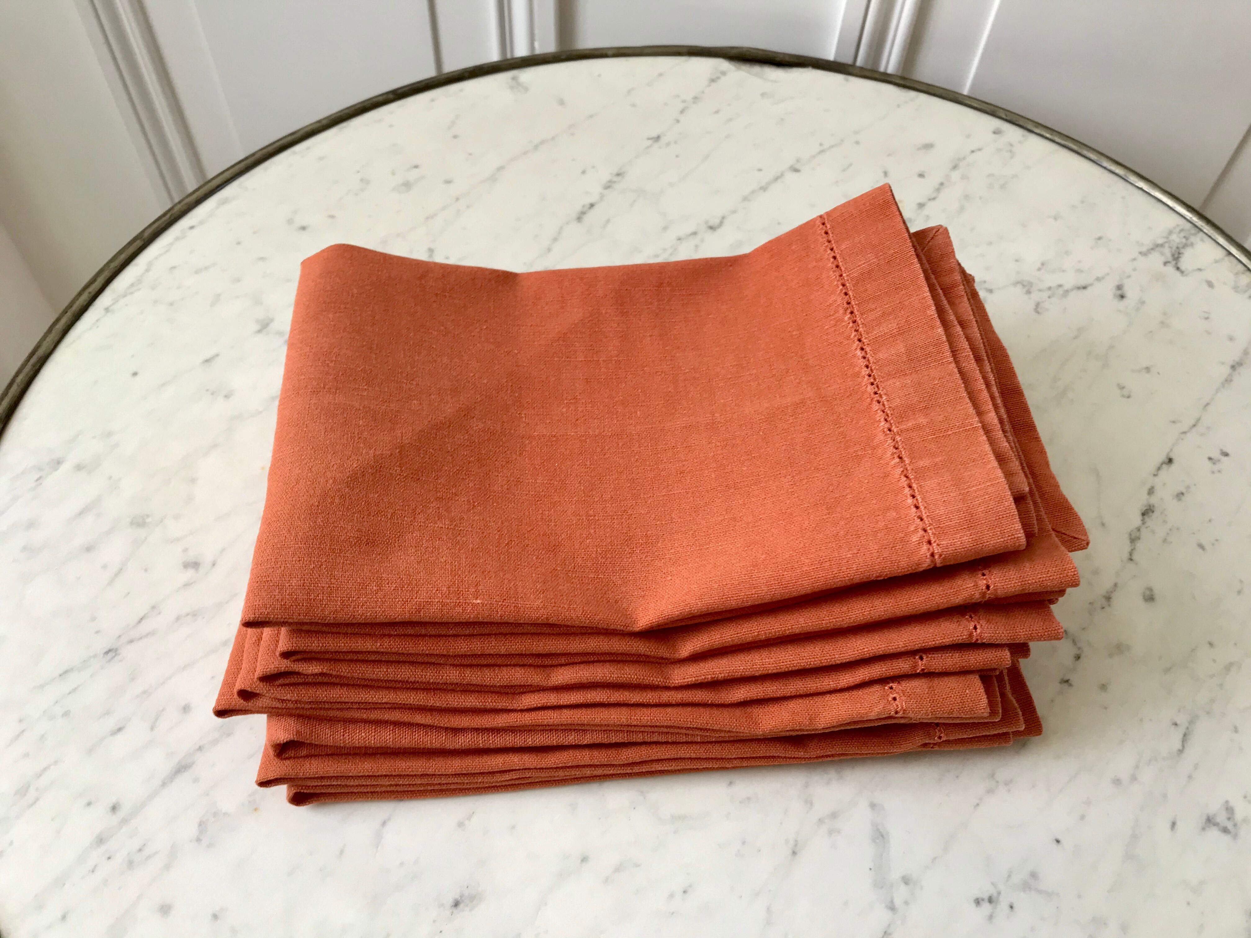 Lot de 8 serviettes de table en lin ajourées couleur terracotta