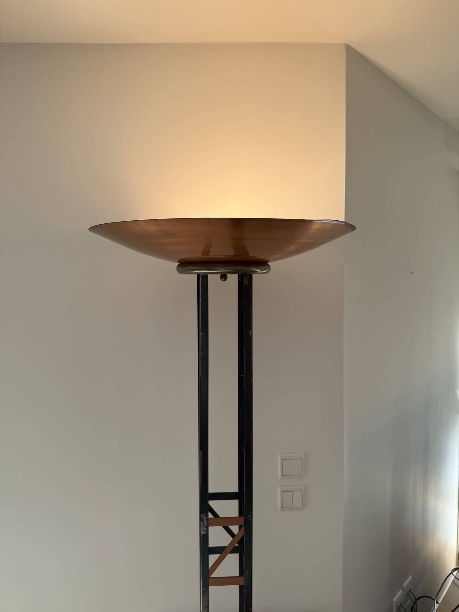 Lampadaire halogène vintage Elleluce – vasque cuivre & structure acier