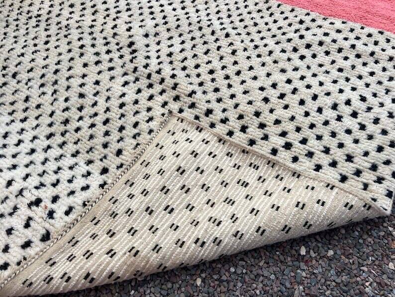 Handmade Berber rug, size 150 x 250 cm.