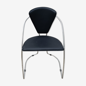 Chair with armrests in chromed and imitation metal