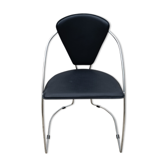 Chair with armrests in chromed and imitation metal