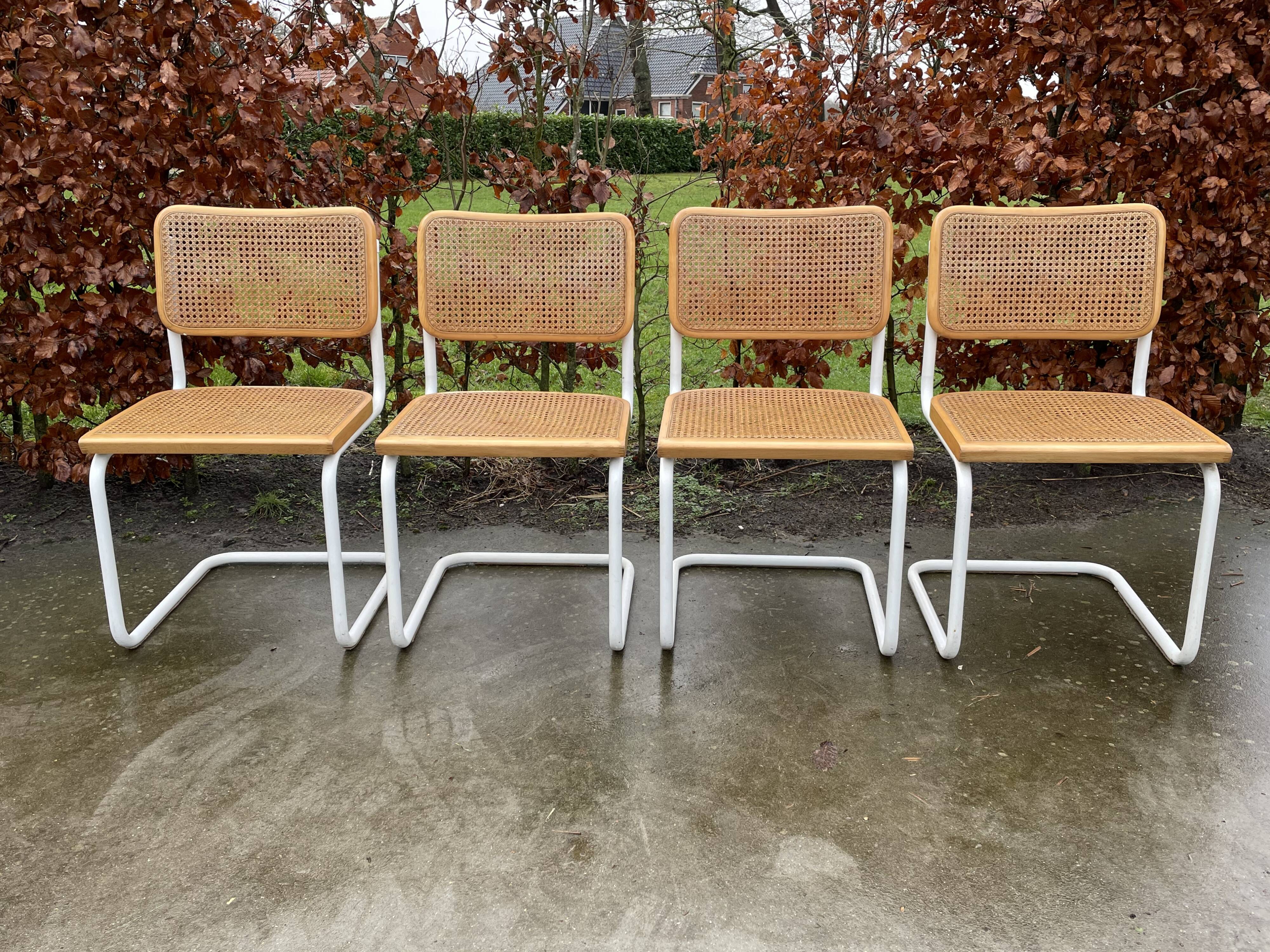 Ensemble de 4 chaises modèles Cesca de Marcel Breuer
