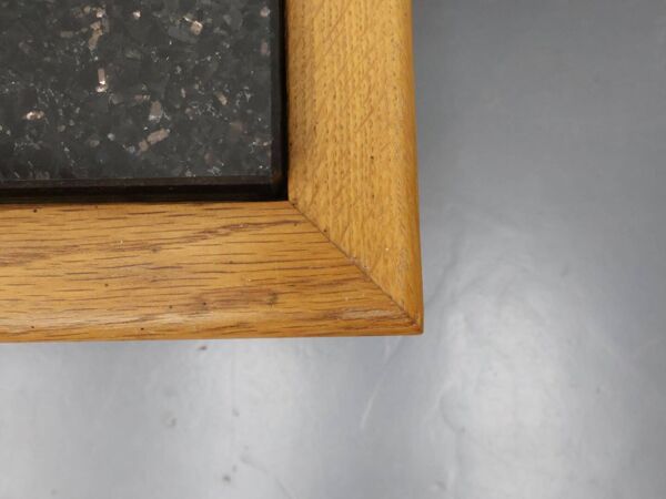 Table d'appoint vintage en chêne avec plateau en granit fait à la main.