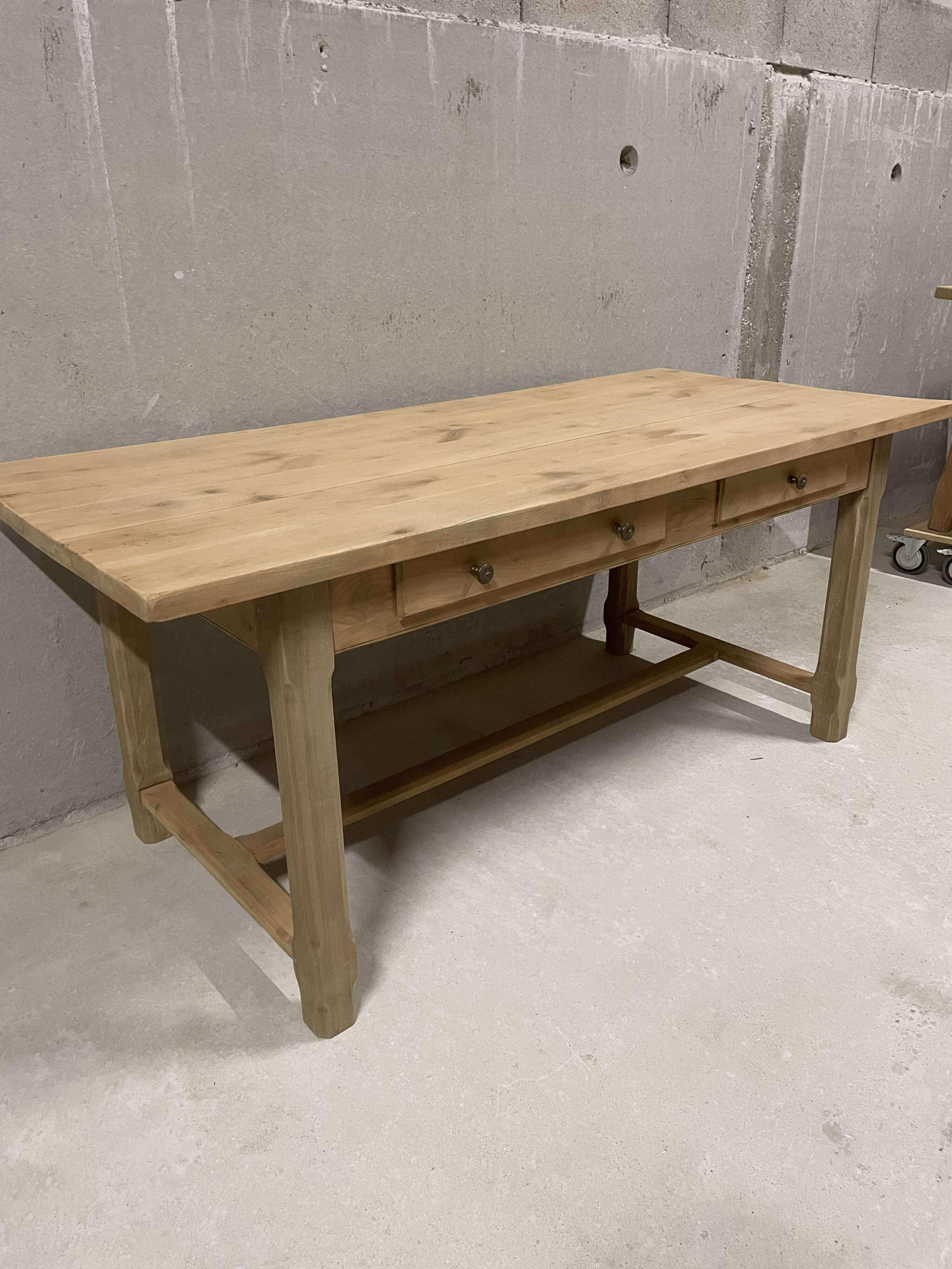 Large solid wood table with a sleek design – integrated storage.