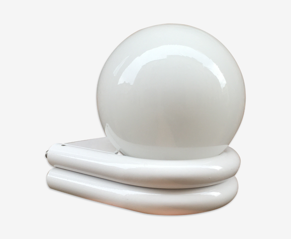 Applique en métal blanc et opaline