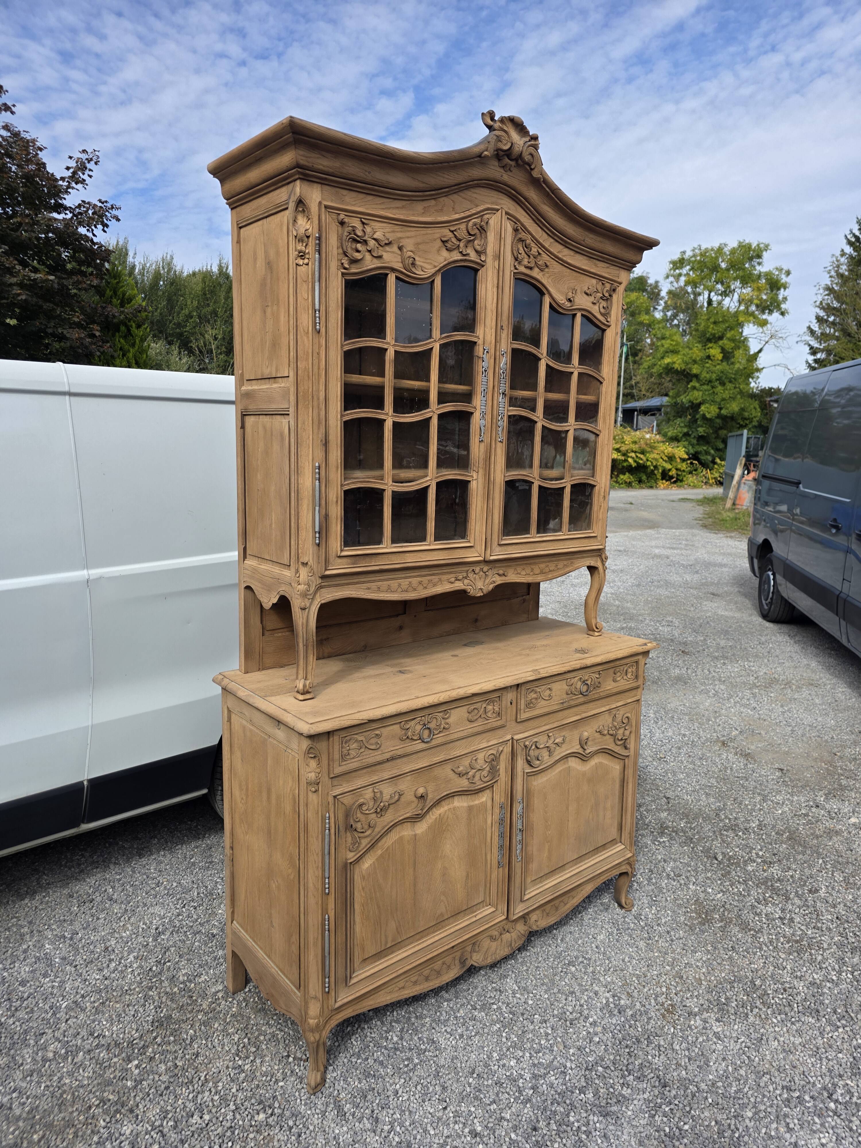 Buffet deux corps style Louis XV en chêne du XIXè
