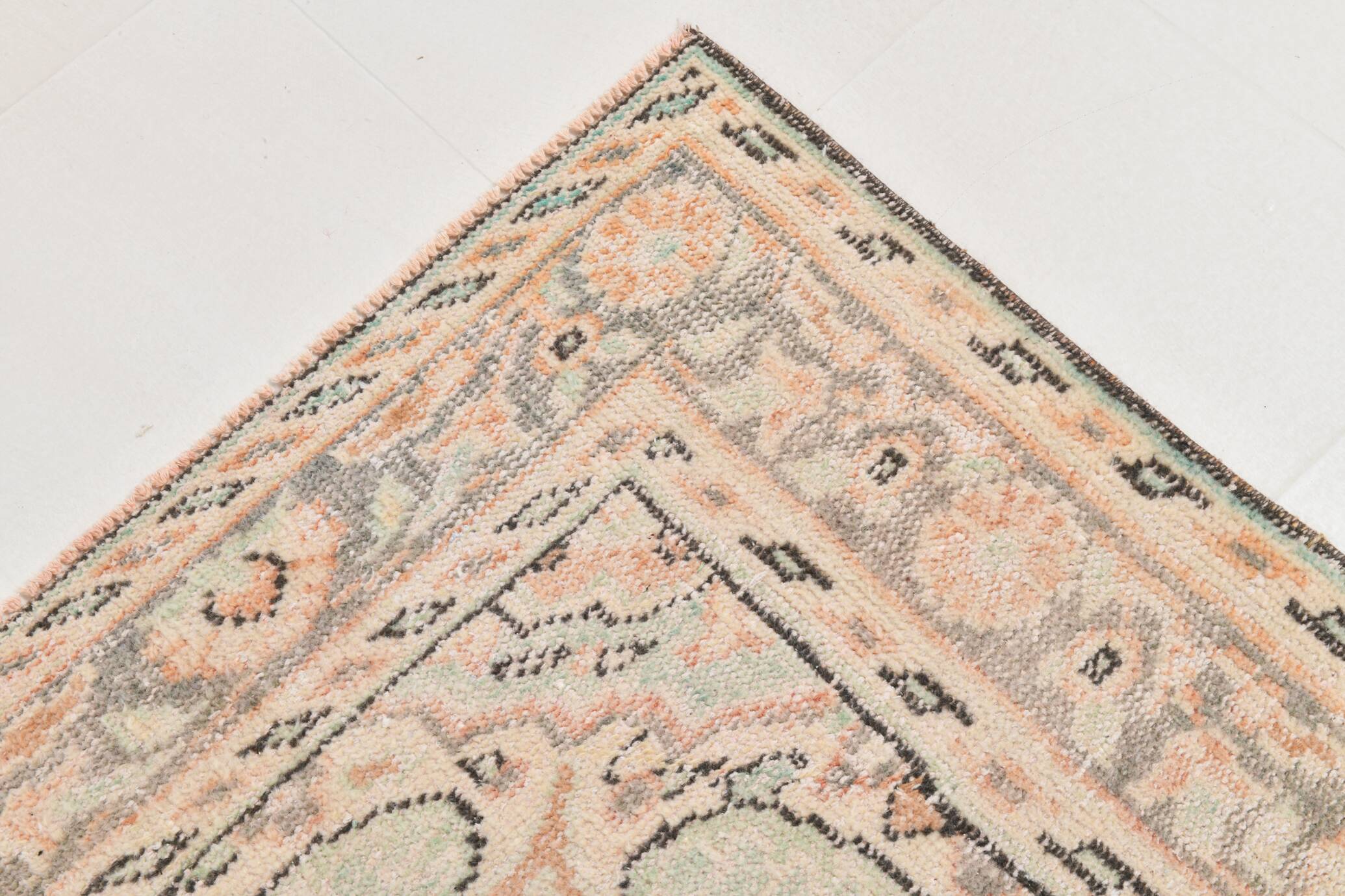 Tapis vintage oriental tons saumon et vert pastel, style faded 300x160