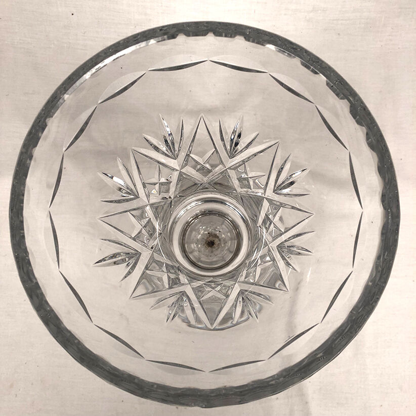 Vase in cut crystal, standing