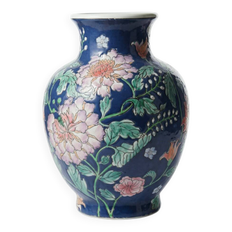 Large baluster vase in Chinese porcelain with vintage floral decoration from the 1970s-80s.
