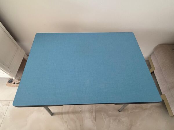 Table, chaises et tabouret en formica