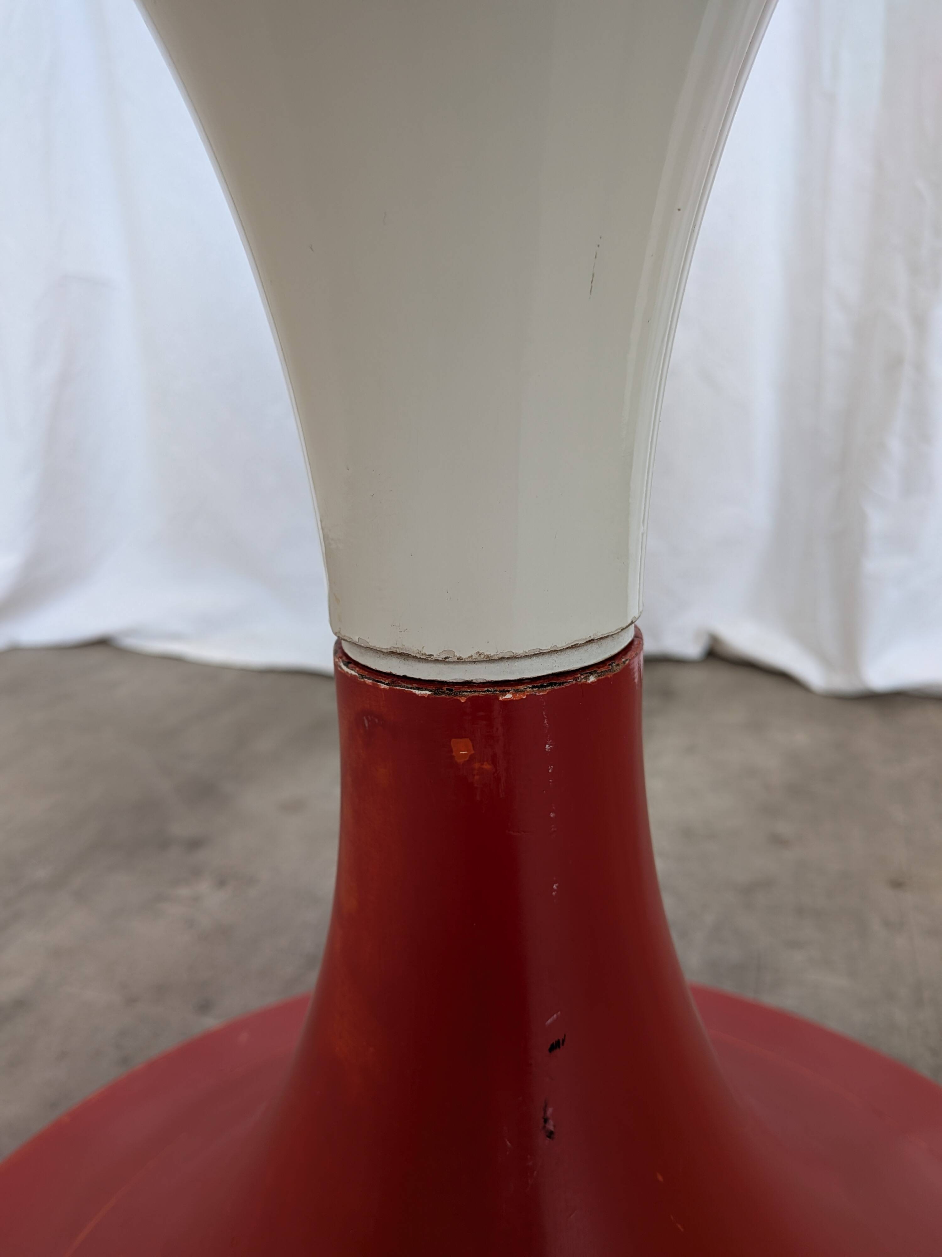 Table vintage en tulipe rouge par Meblo Yougoslavie / Table à piédestal