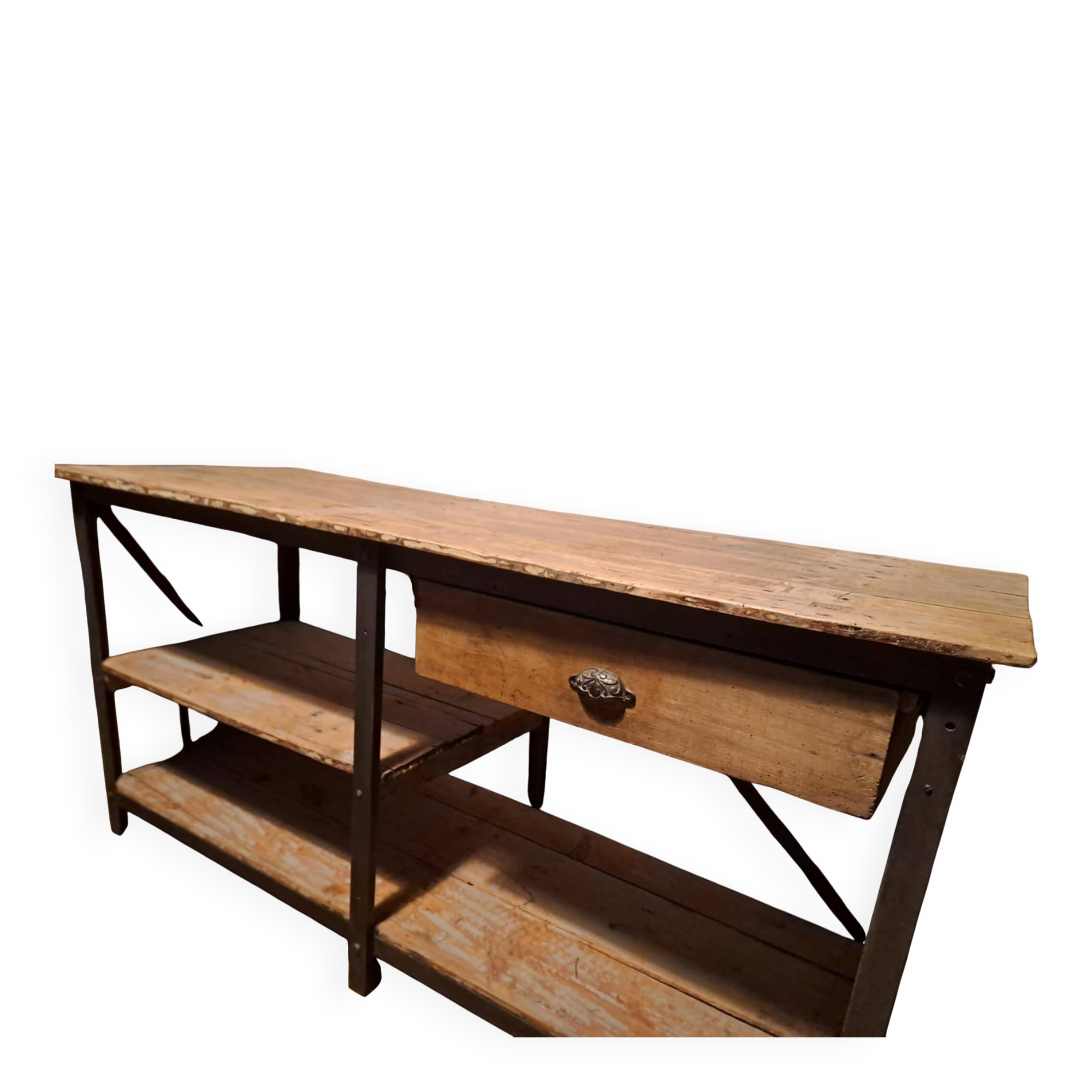 Industrial-style decorative furniture. Visible in the series Le Baron noir.