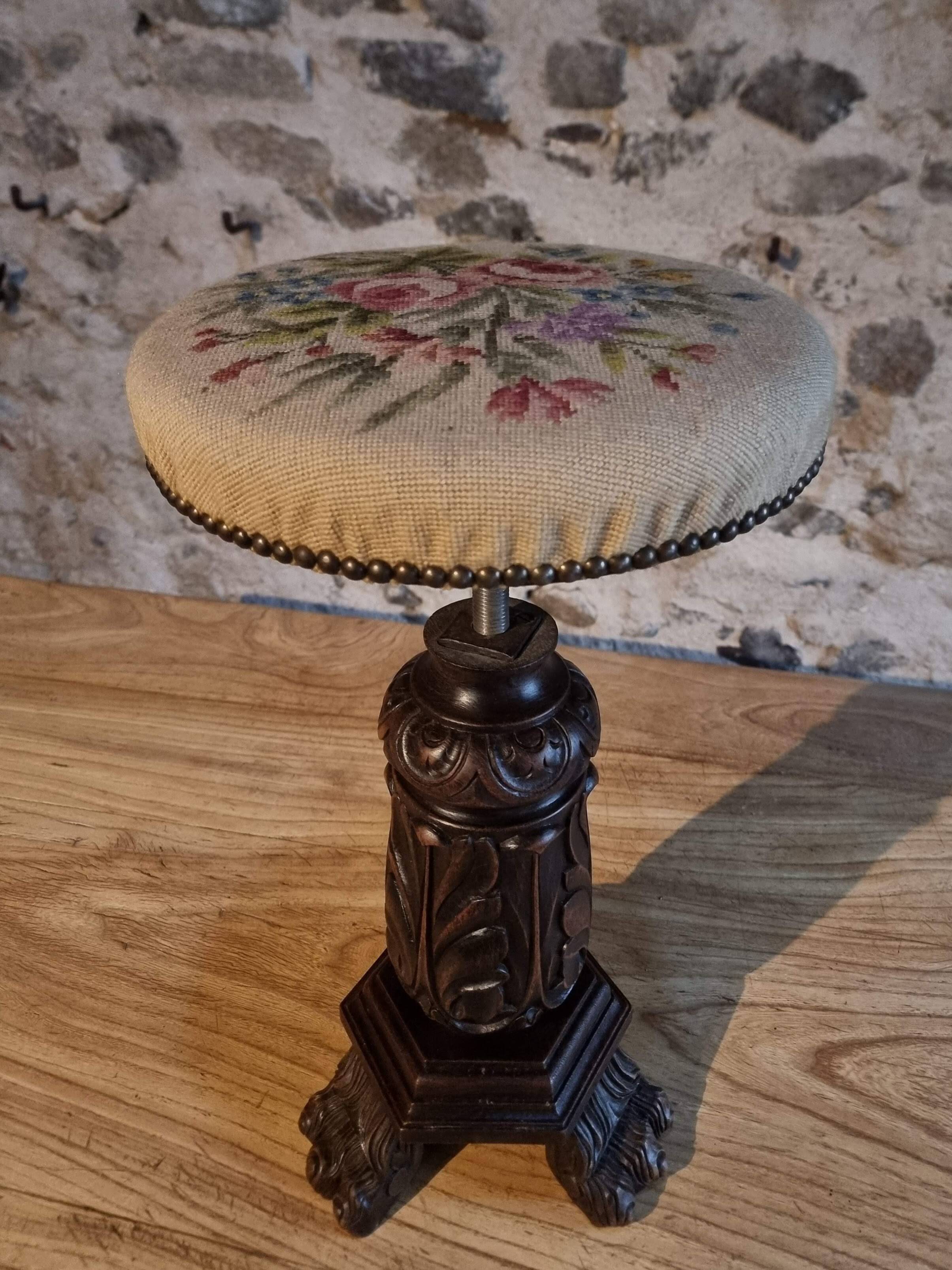 Tabouret de piano ancien en bois réglable avec base sculptée et assise en tapisserie, vers 1880–1910