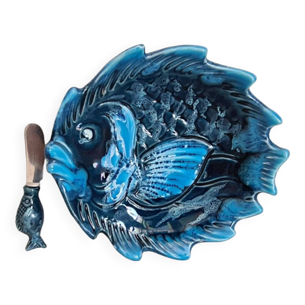 Beurrier en céramique bleue à décor de poisson et son couteau signés Vallauris, 1960